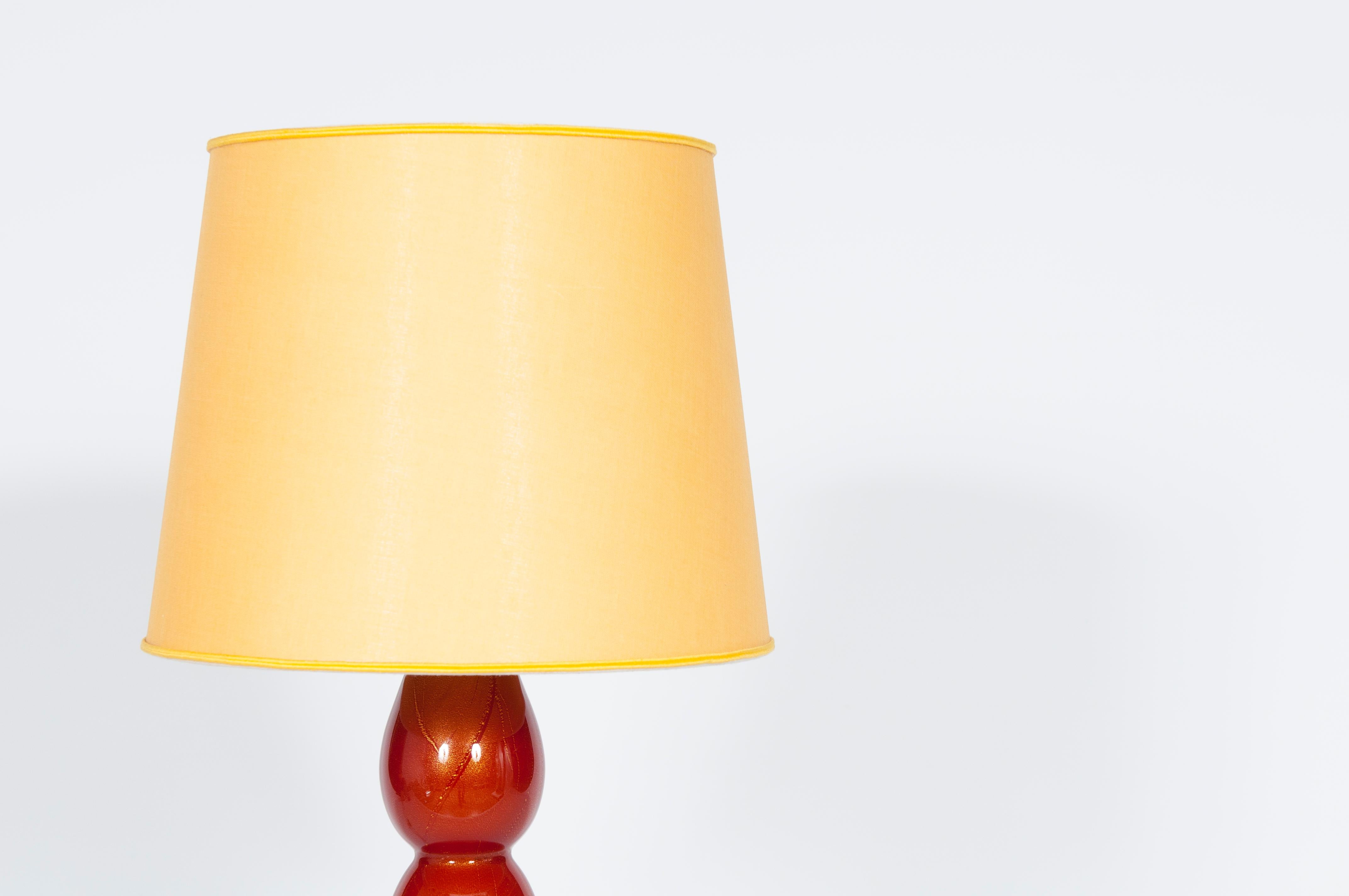 Fait main Paire de lampes de bureau en verre de Murano couleur corail et feuille d'or, années 1980 en vente