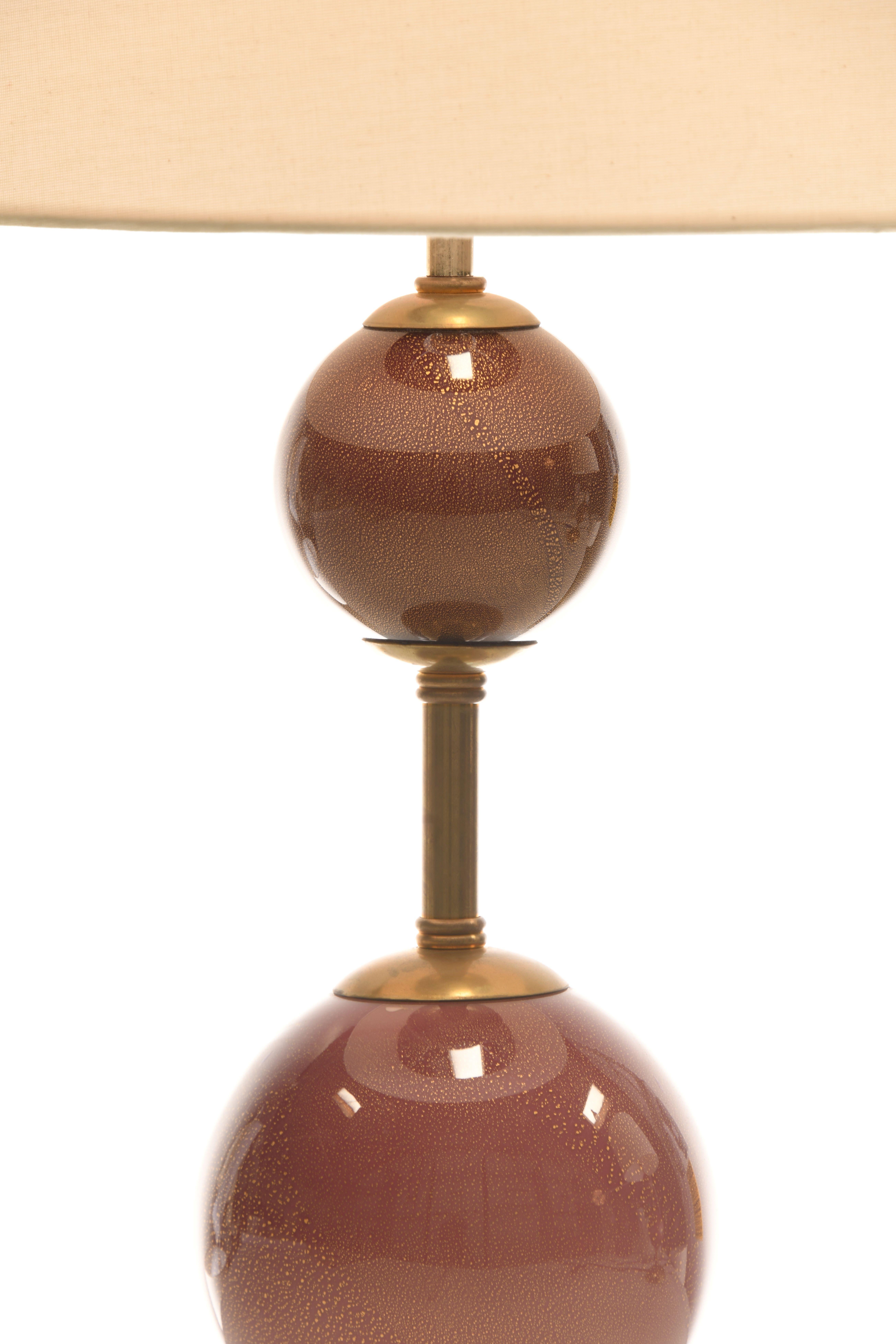 Pareja de lámparas de mesa de cristal de Murano opaco con marcos de latón pulido y pantallas de seda Italiano en venta