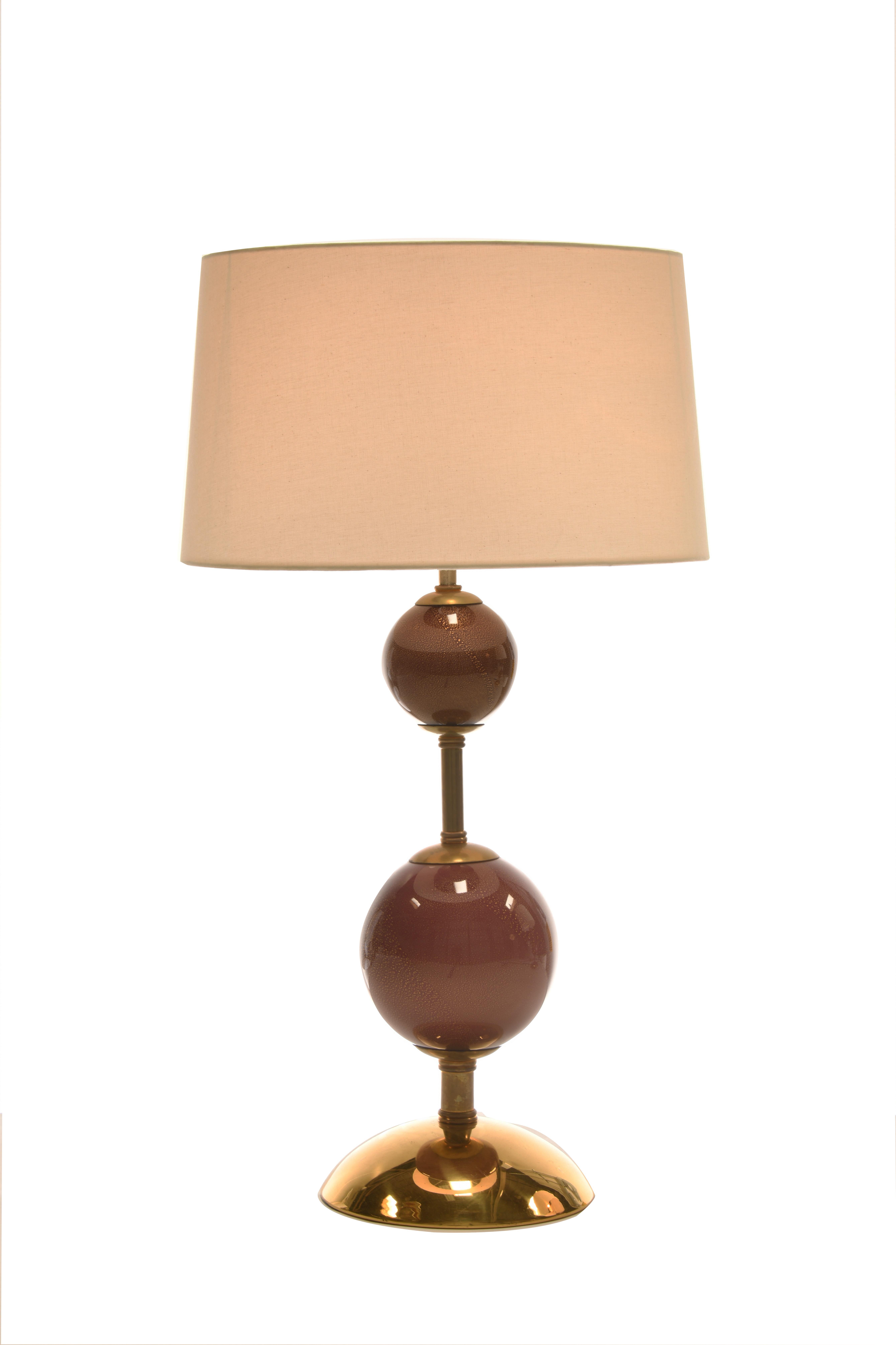 Pareja de lámparas de mesa de cristal de Murano opaco con marcos de latón pulido y pantallas de seda mediados del siglo XX en venta
