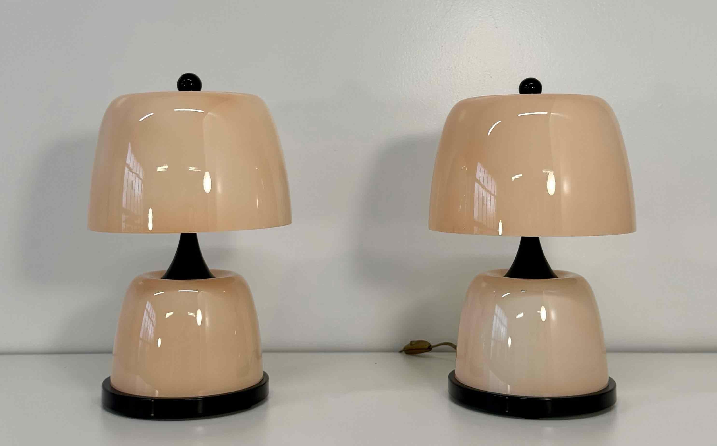 Art déco Paire de lampes de table en verre de Murano rose avec détails noirs en vente