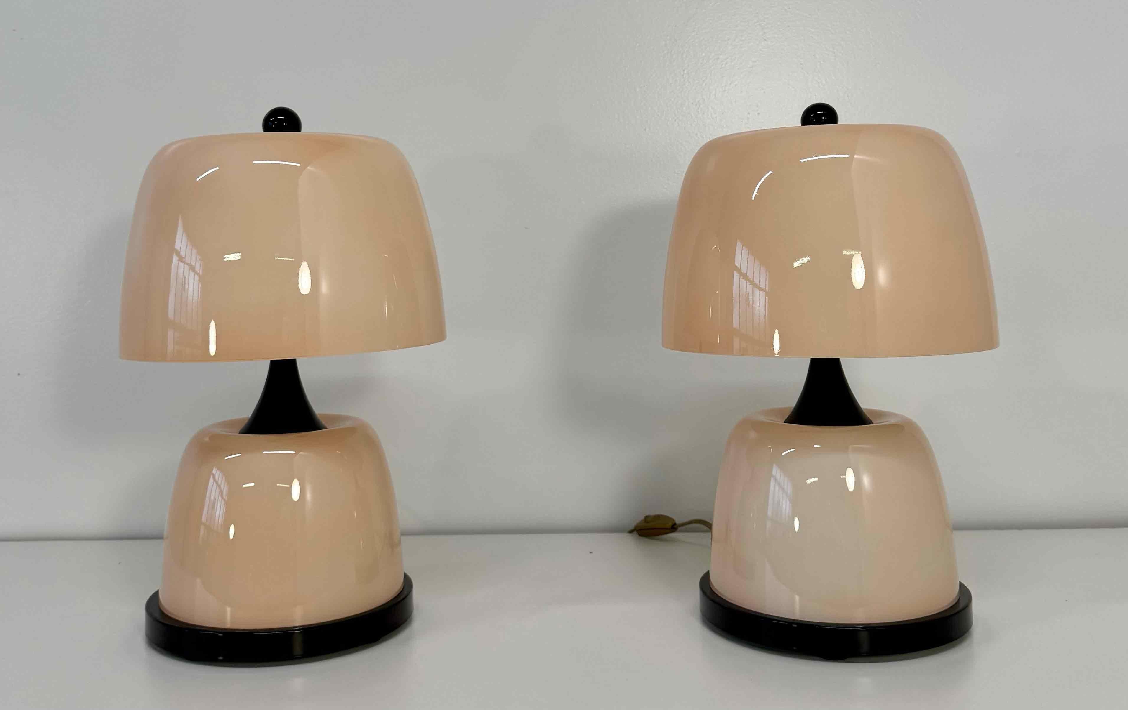 italien Paire de lampes de table en verre de Murano rose avec détails noirs en vente