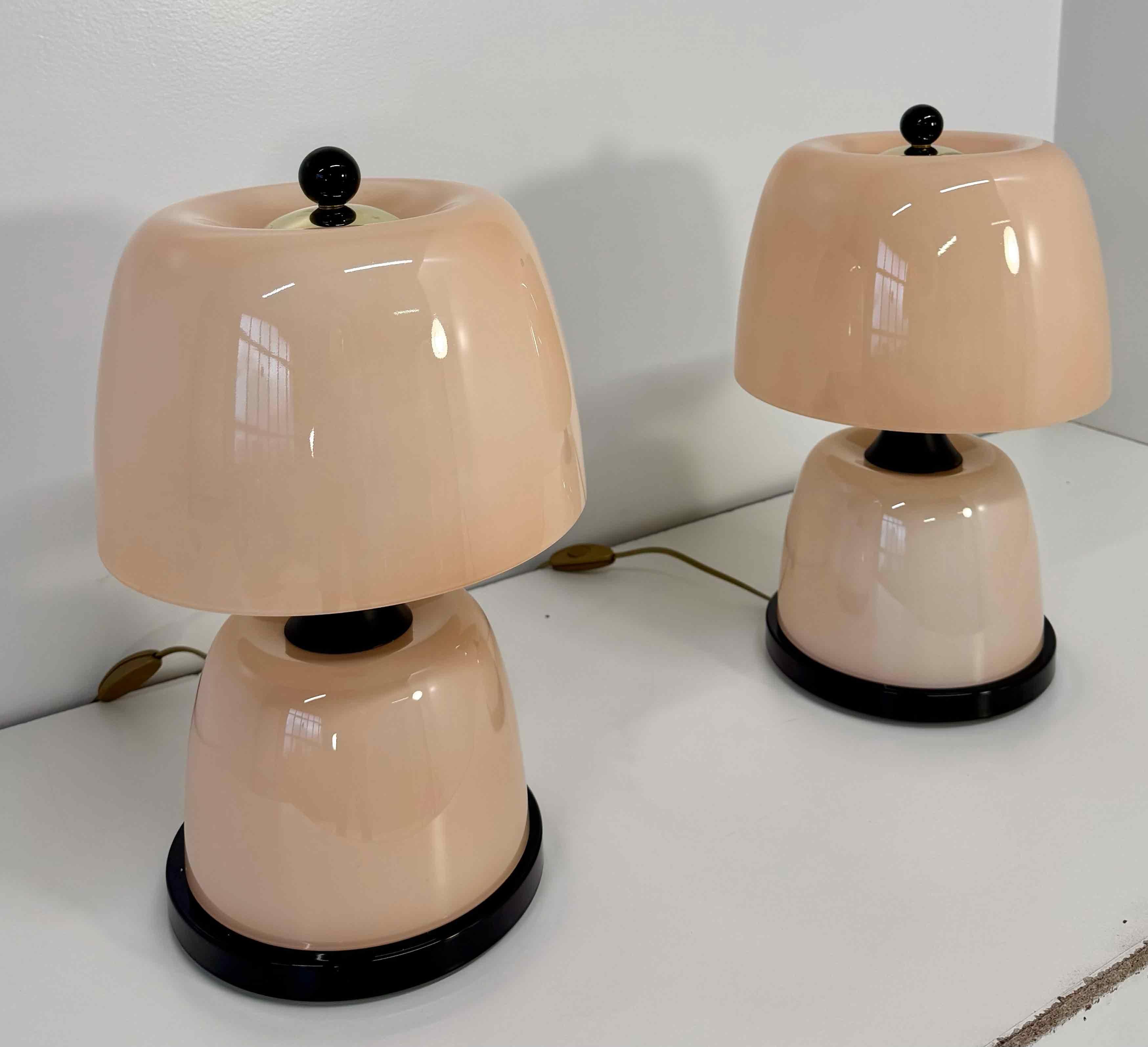 Paire de lampes de table en verre de Murano rose avec détails noirs Bon état - En vente à Meda, MB