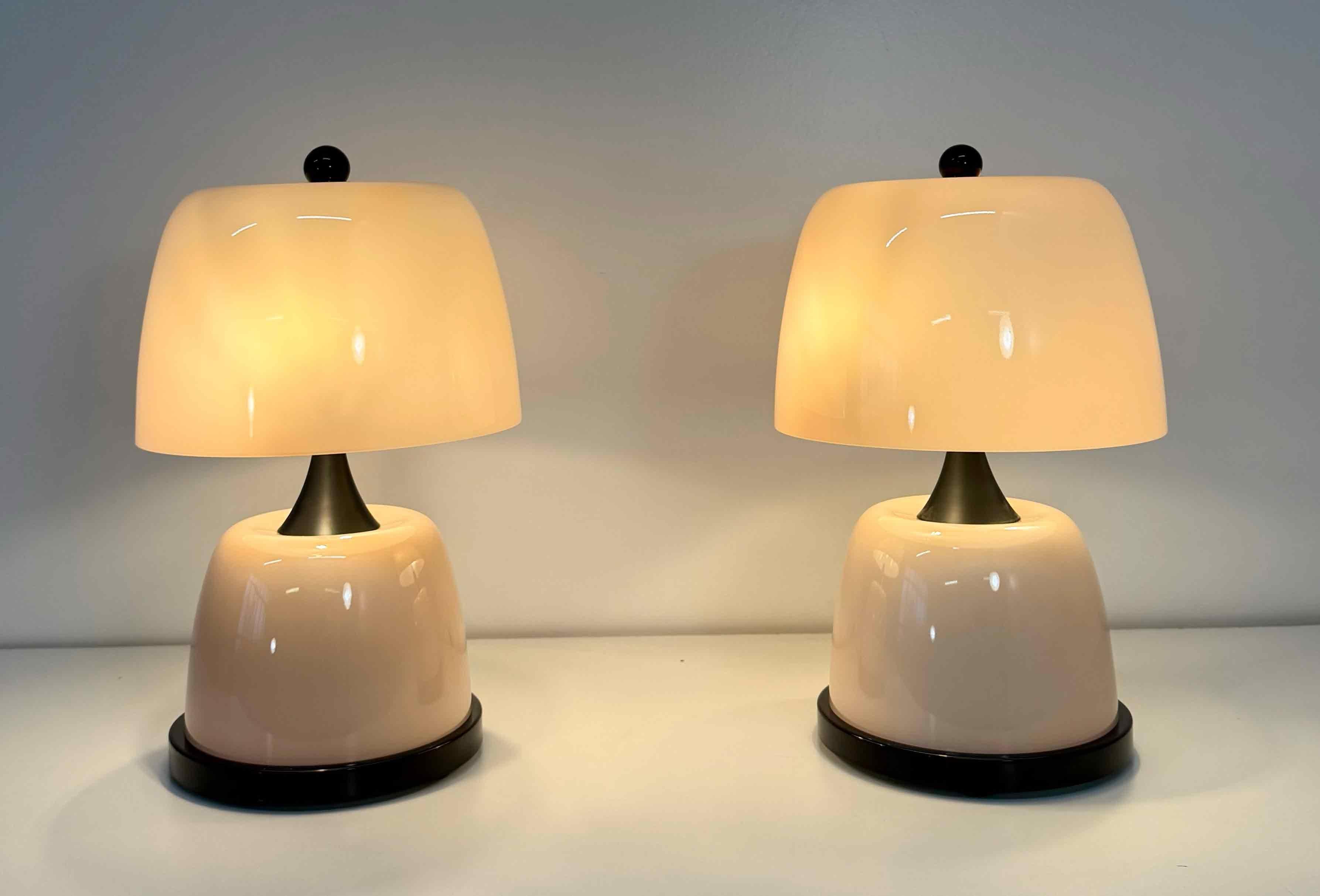 XXIe siècle et contemporain Paire de lampes de table en verre de Murano rose avec détails noirs en vente
