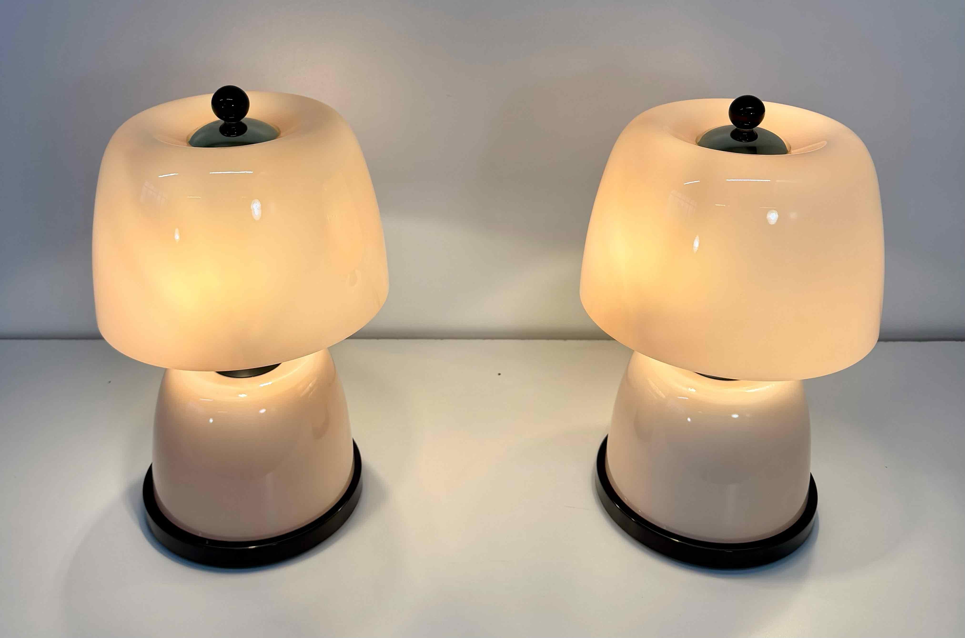 Verre de Murano Paire de lampes de table en verre de Murano rose avec détails noirs en vente