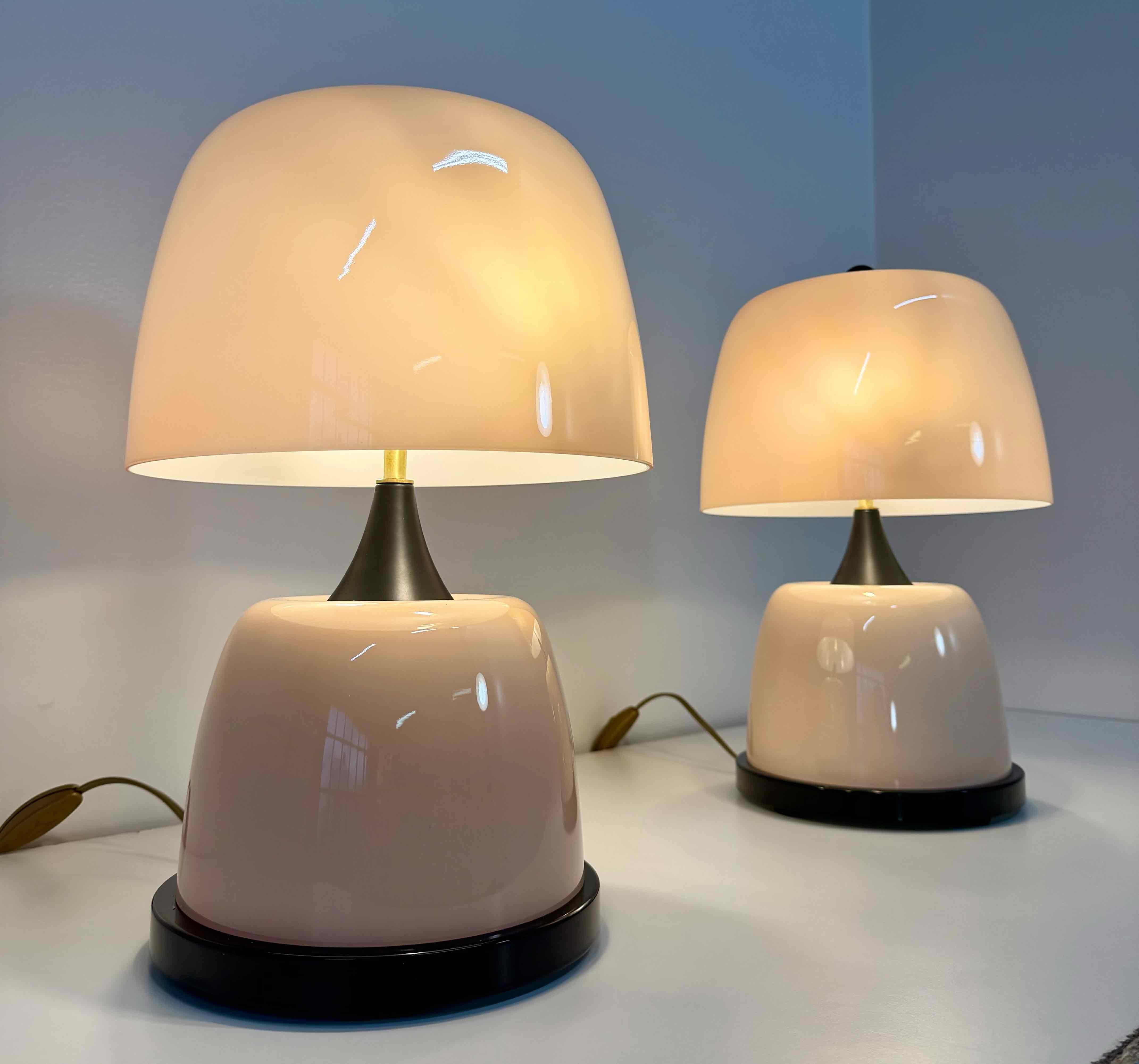 Paire de lampes de table en verre de Murano rose avec détails noirs en vente 1