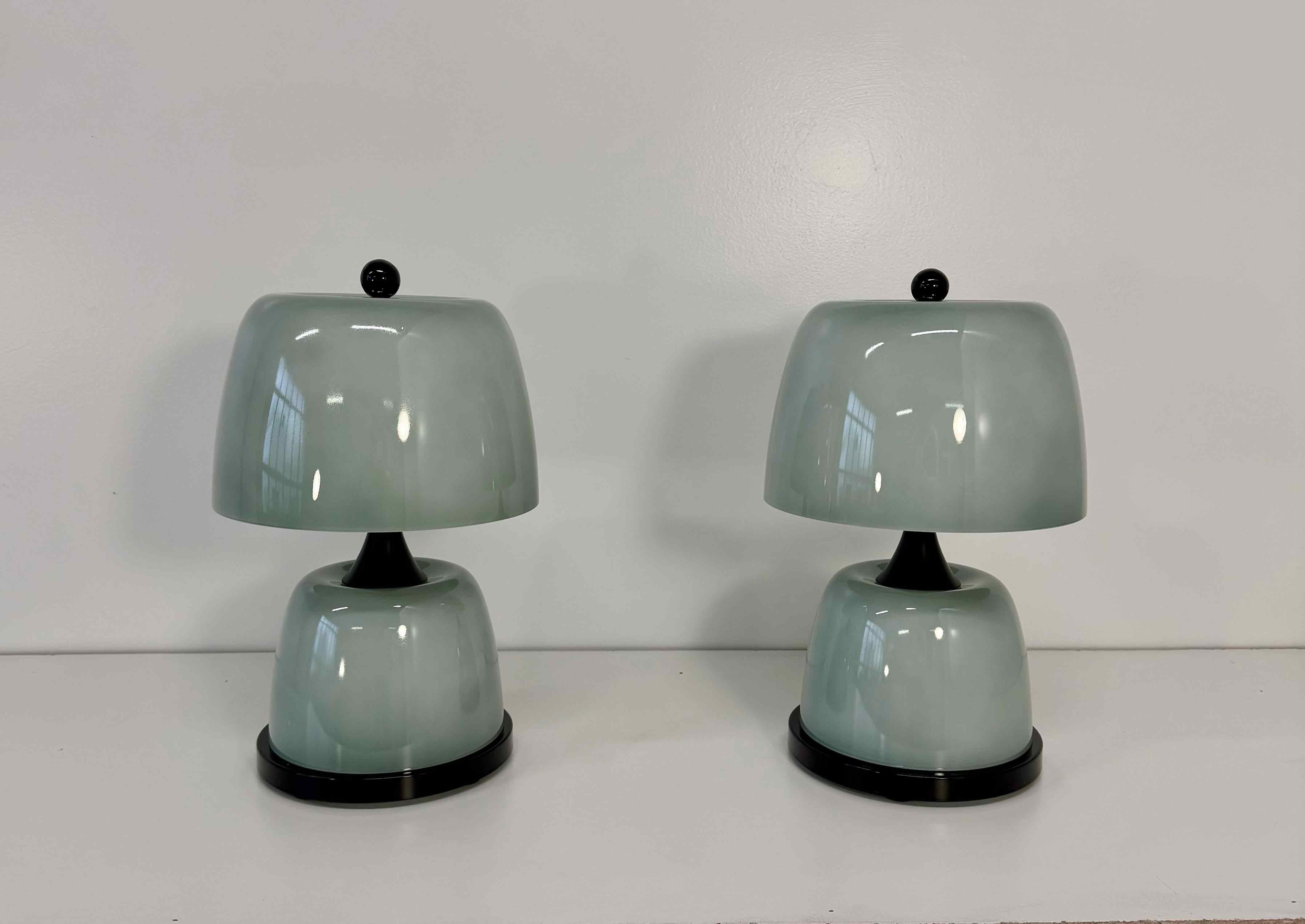 Elégante paire de lampes de table en verre de Murano fabriquées à la main en Italie dans les années 2000.
Chaque lampe présente un corps en verre vert sauge raffiné avec des détails noirs, entièrement réalisé par des verriers qualifiés de Murano.
Le