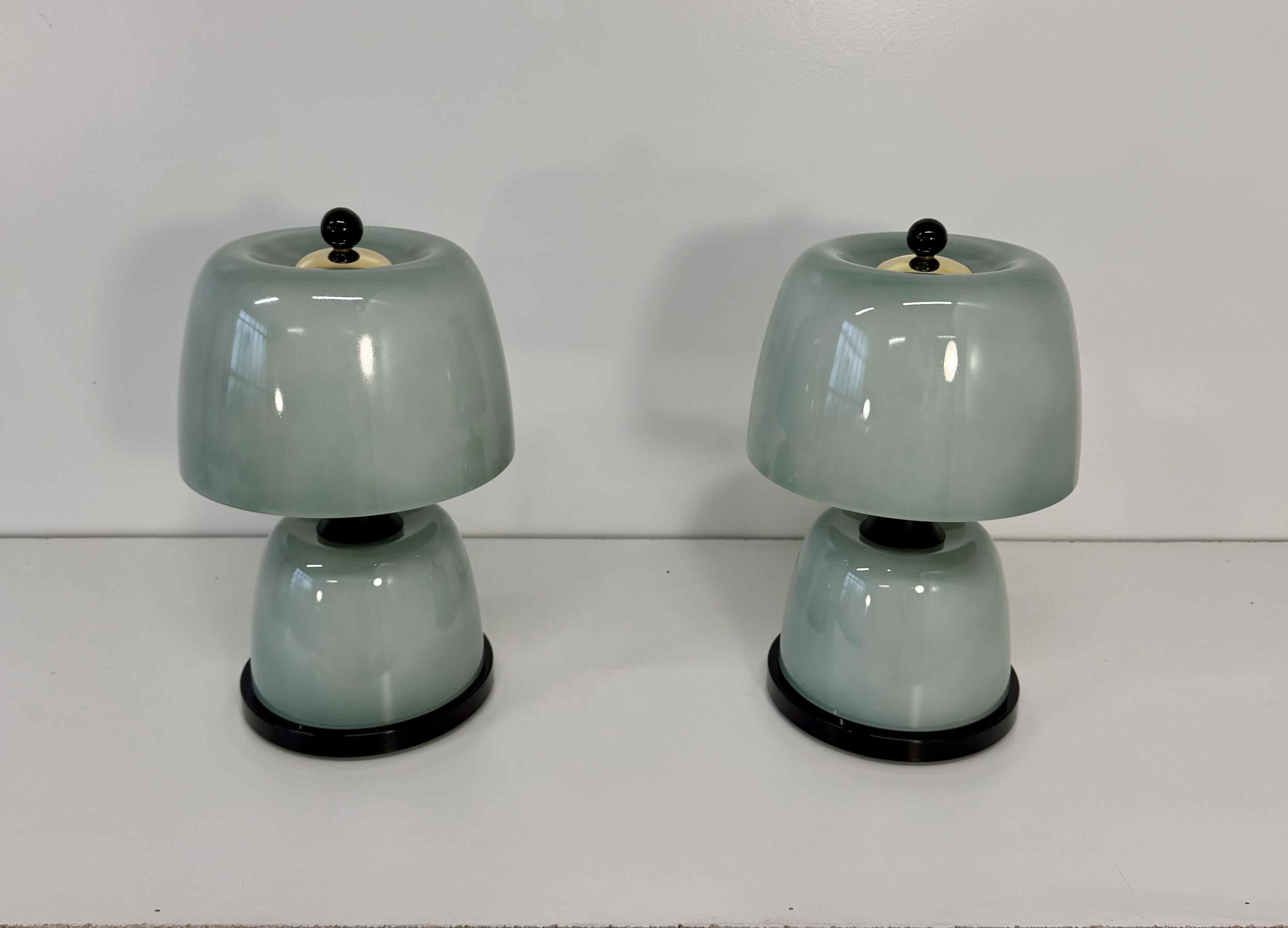Art déco Paire de lampes de table en verre Murano vert sauge avec détails noirs en vente