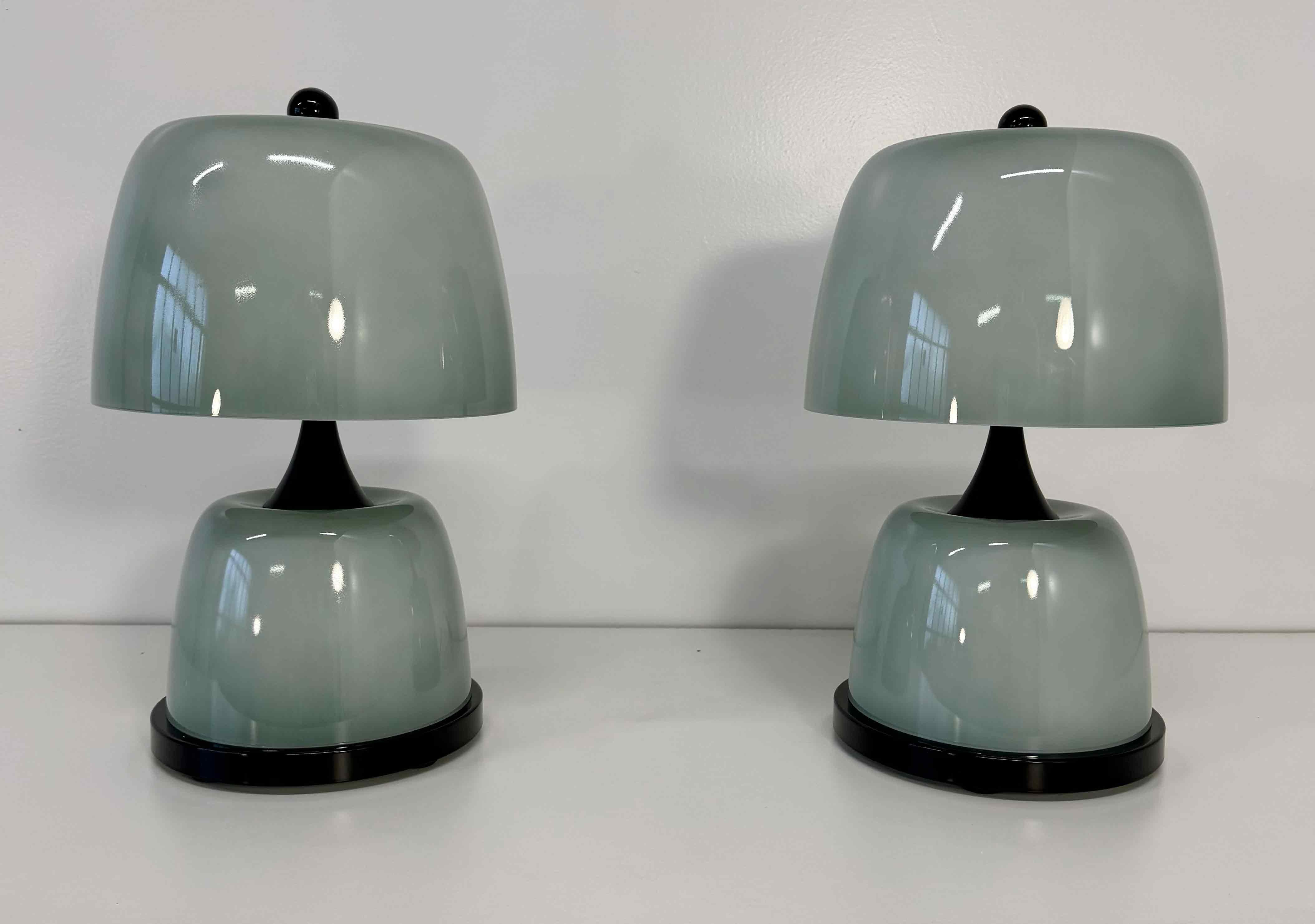 italien Paire de lampes de table en verre Murano vert sauge avec détails noirs en vente