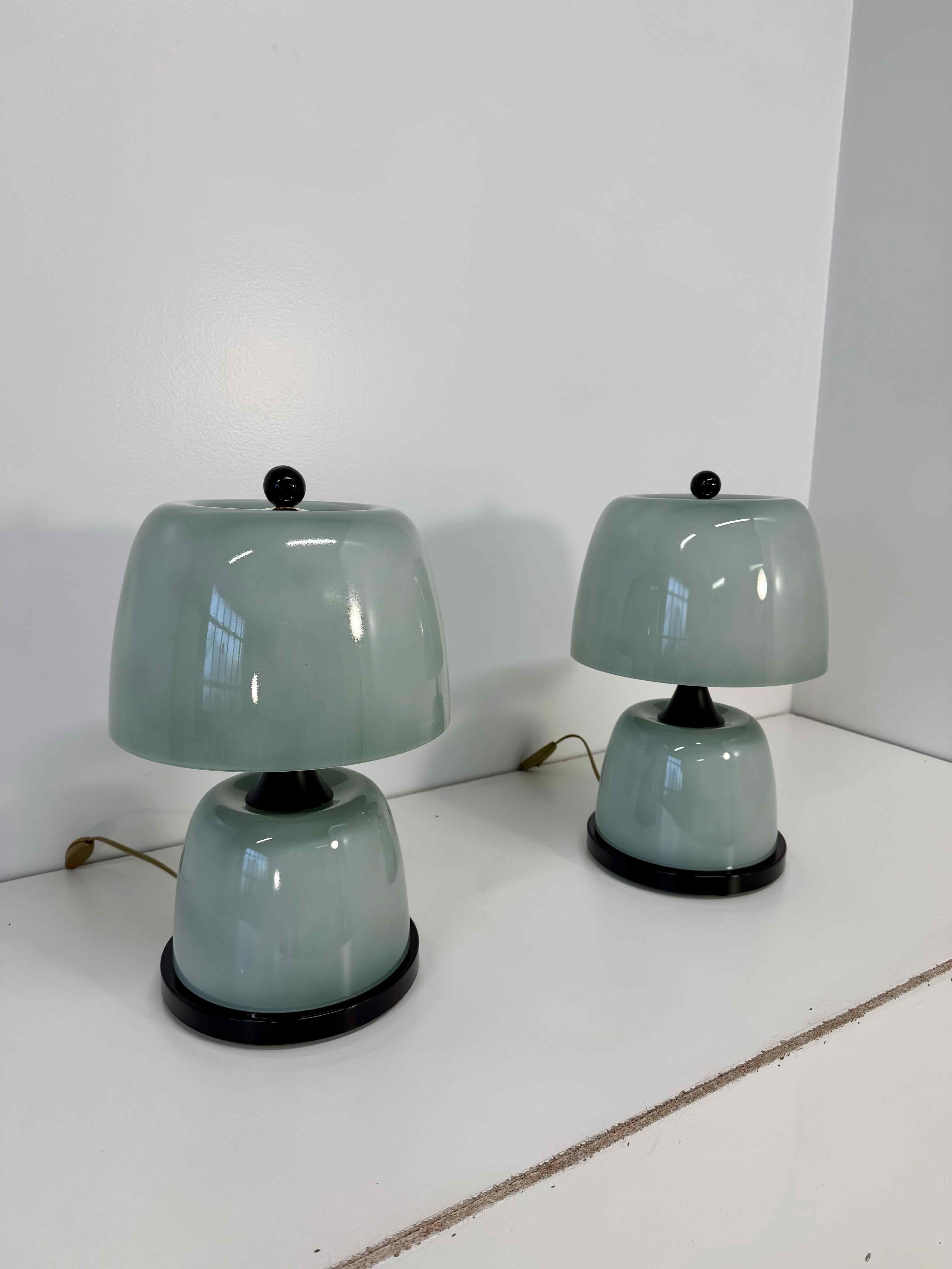 Paire de lampes de table en verre Murano vert sauge avec détails noirs Bon état - En vente à Meda, MB