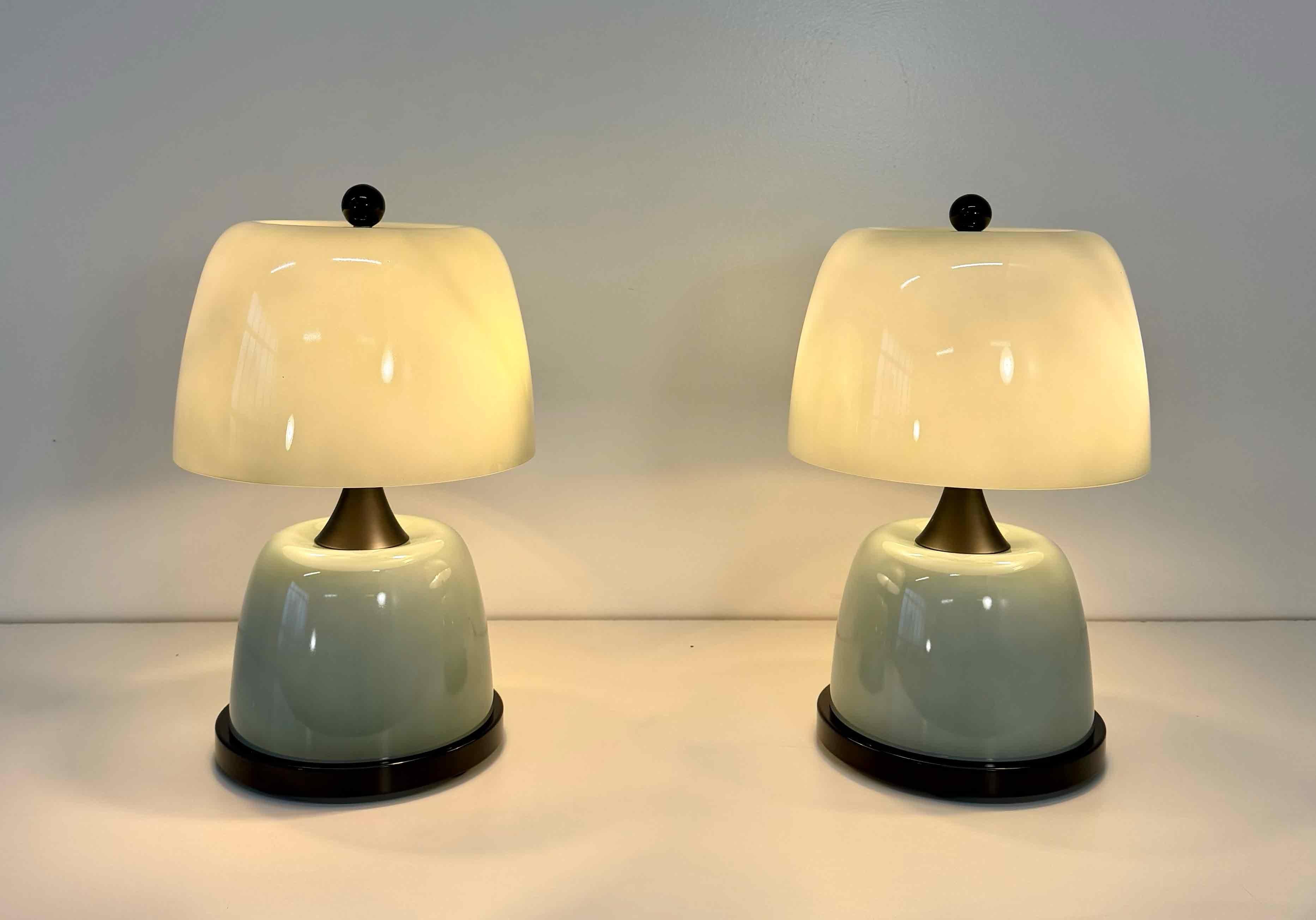 XXIe siècle et contemporain Paire de lampes de table en verre Murano vert sauge avec détails noirs en vente