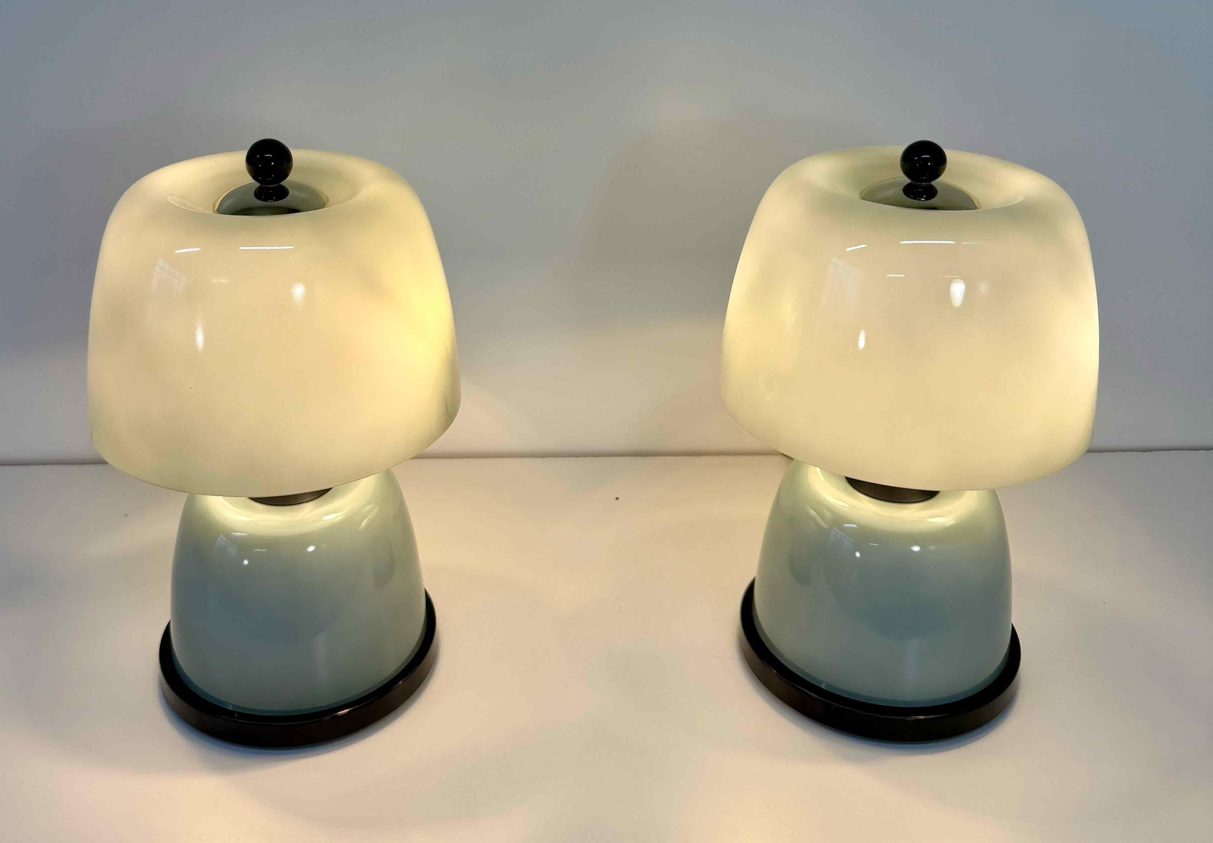Verre de Murano Paire de lampes de table en verre Murano vert sauge avec détails noirs en vente