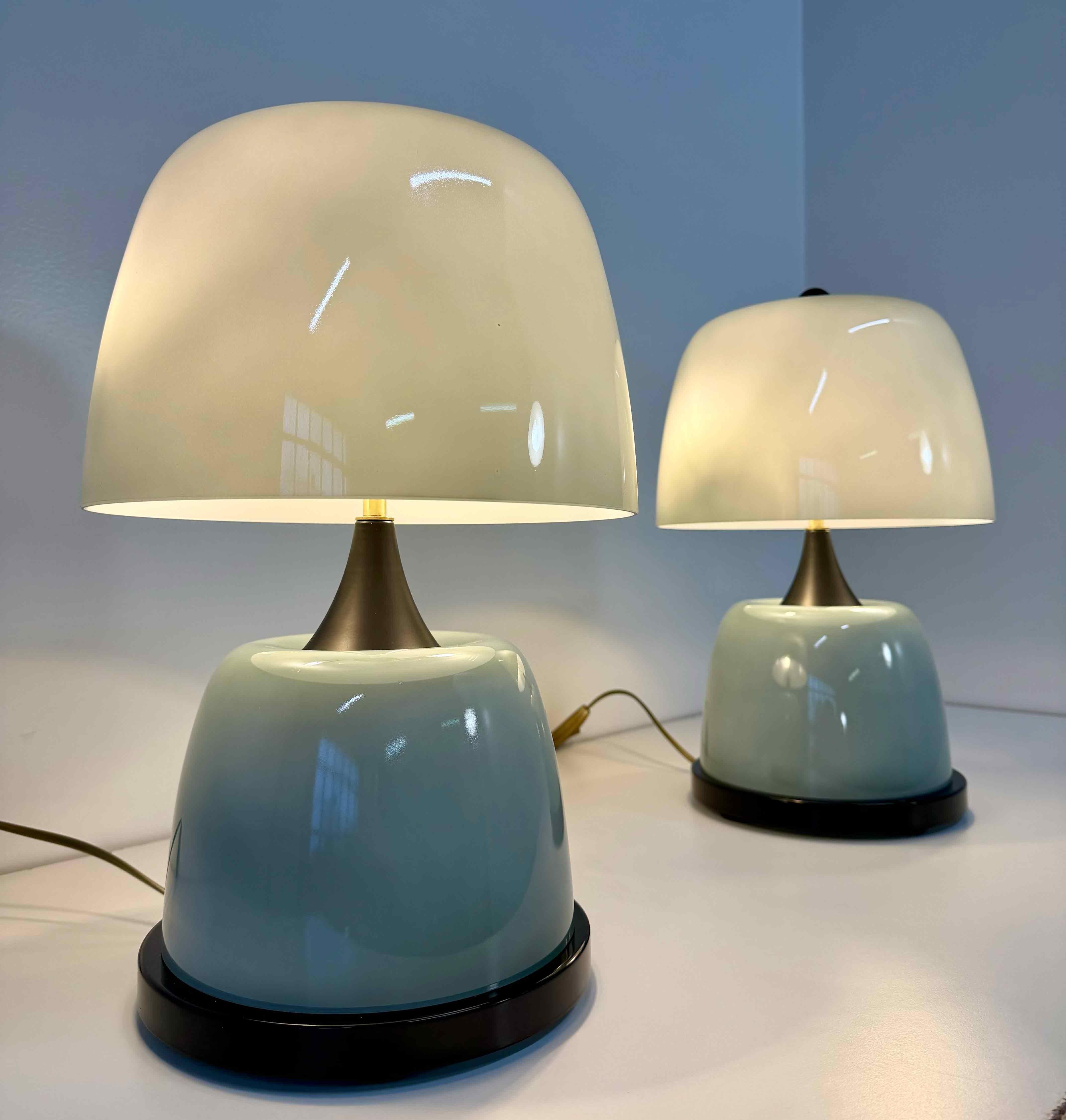 Paire de lampes de table en verre Murano vert sauge avec détails noirs en vente 1