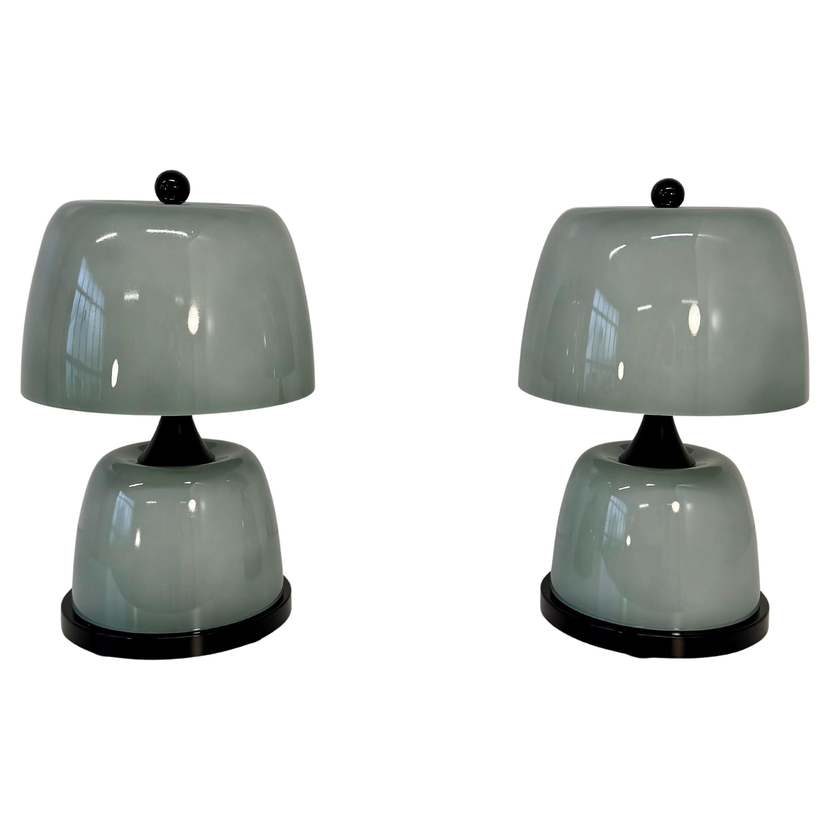 Paire de lampes de table en verre Murano vert sauge avec détails noirs