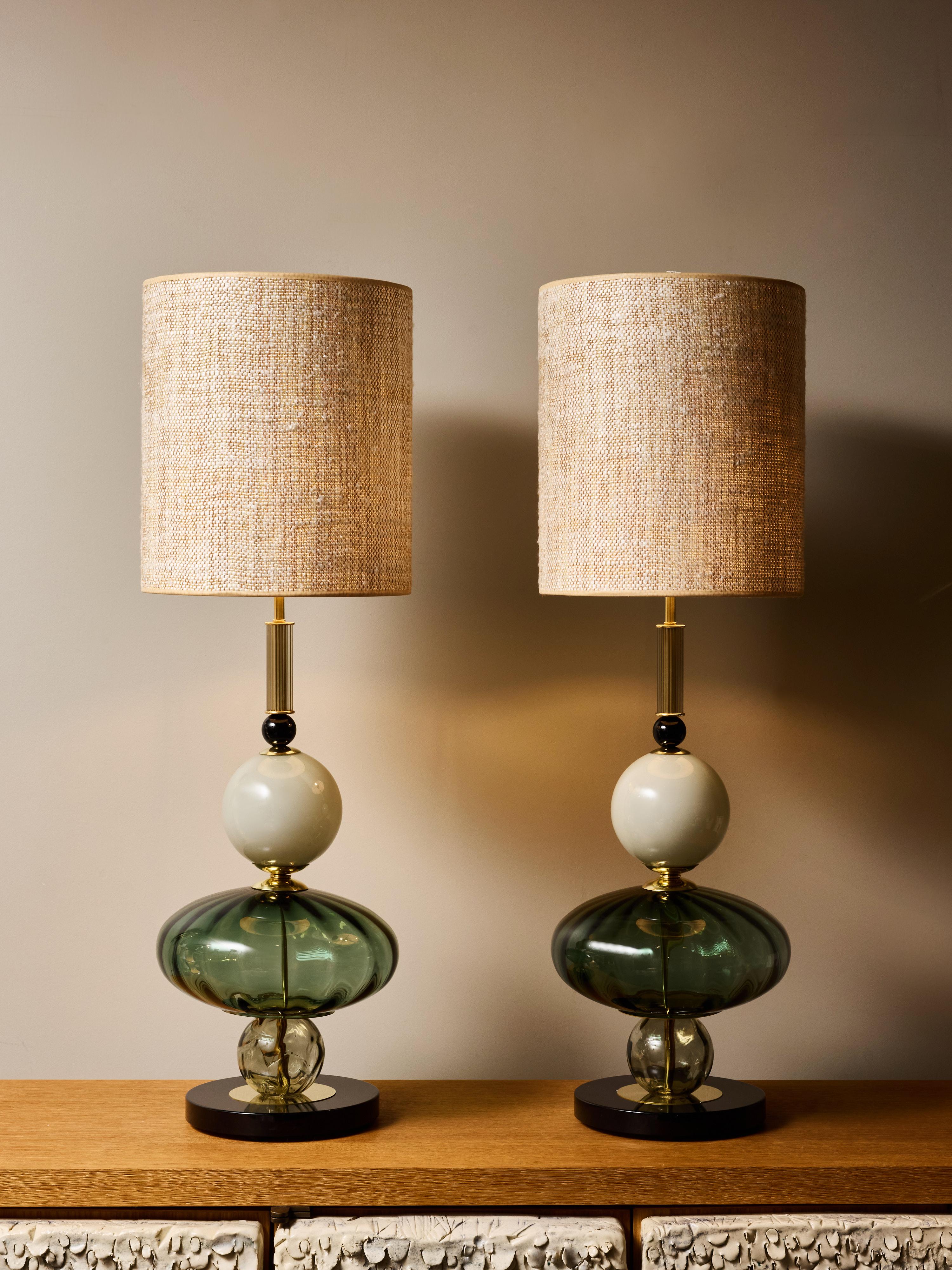 Pareja de Lámparas de Mesa de Cristal de Murano con Varias Tulipas Verdes y Latón Moderno de mediados de siglo en venta