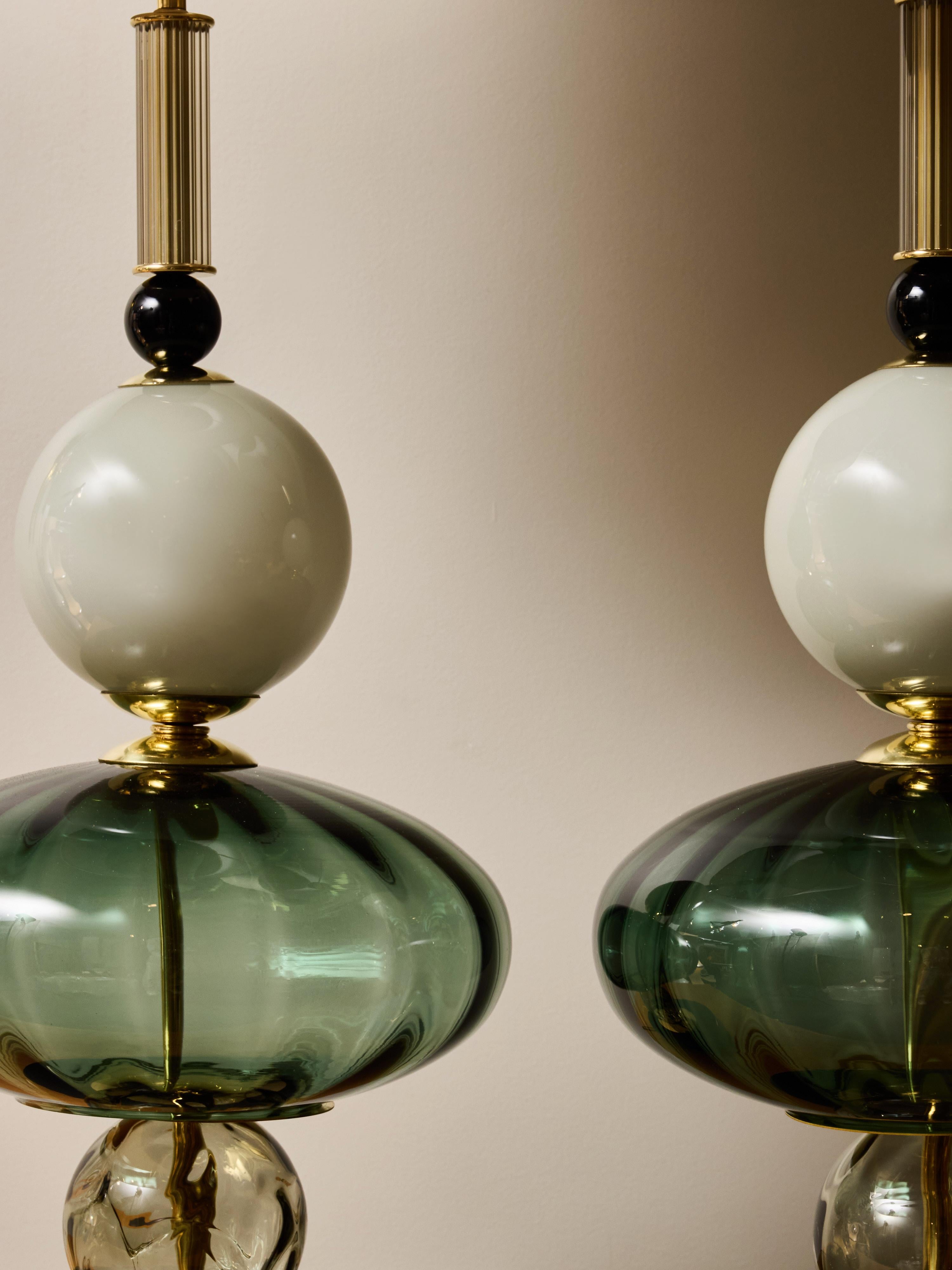 Pareja de Lámparas de Mesa de Cristal de Murano con Varias Tulipas Verdes y Latón Italiano en venta