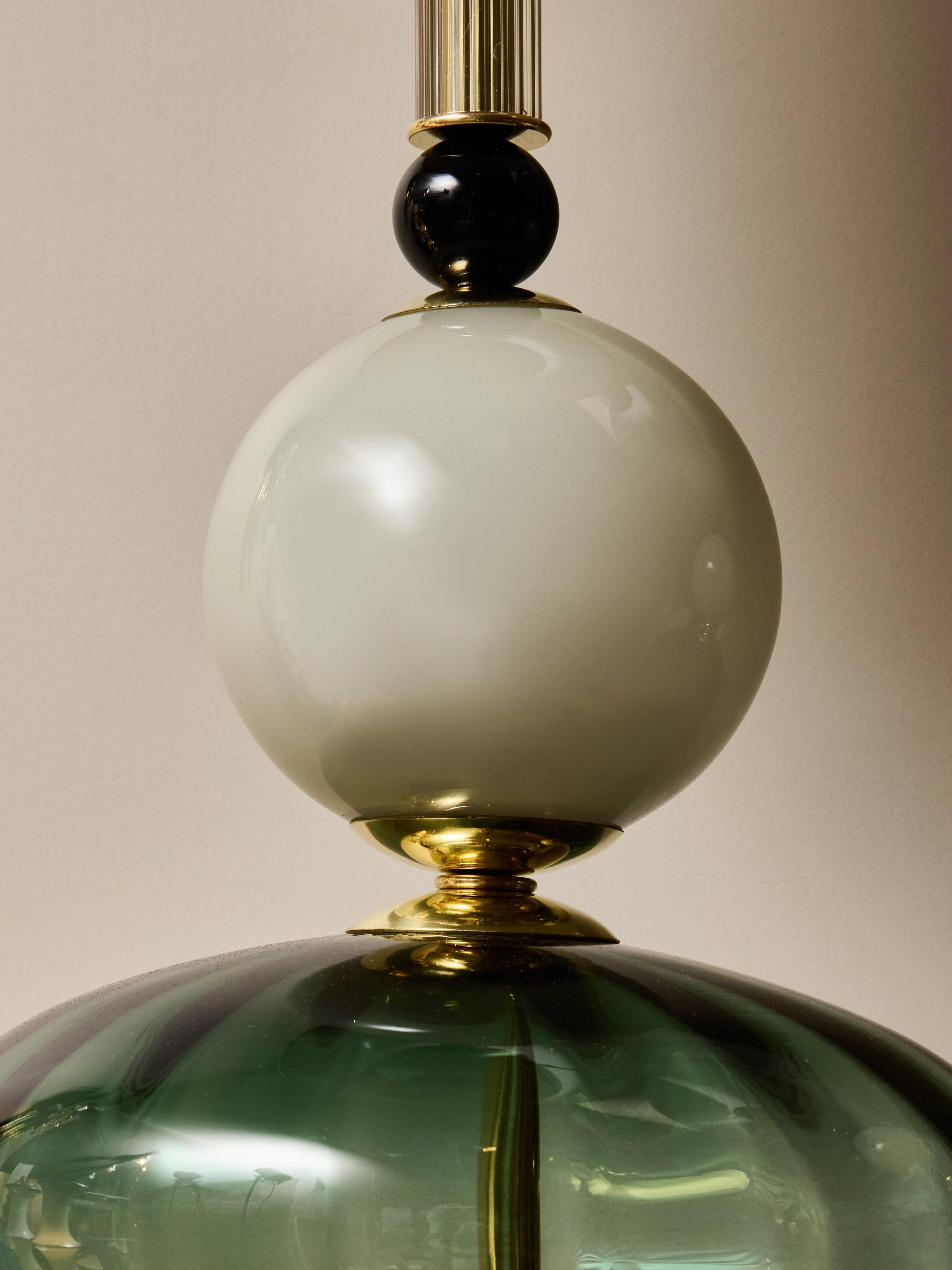 Pareja de Lámparas de Mesa de Cristal de Murano con Varias Tulipas Verdes y Latón en Nuevo estado para la venta en Saint-Ouen, IDF