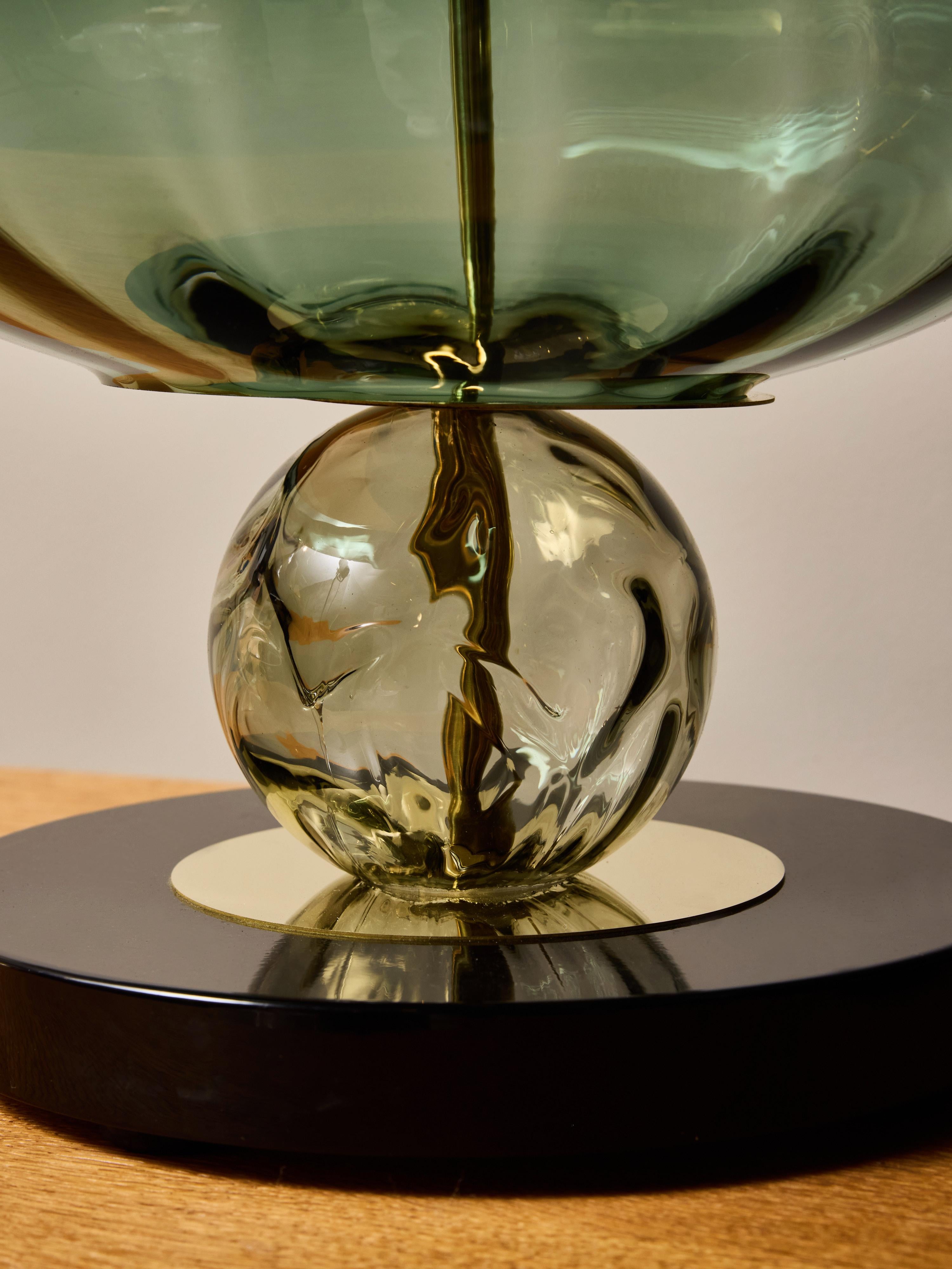 Pareja de Lámparas de Mesa de Cristal de Murano con Varias Tulipas Verdes y Latón Siglo XXI y contemporáneo en venta