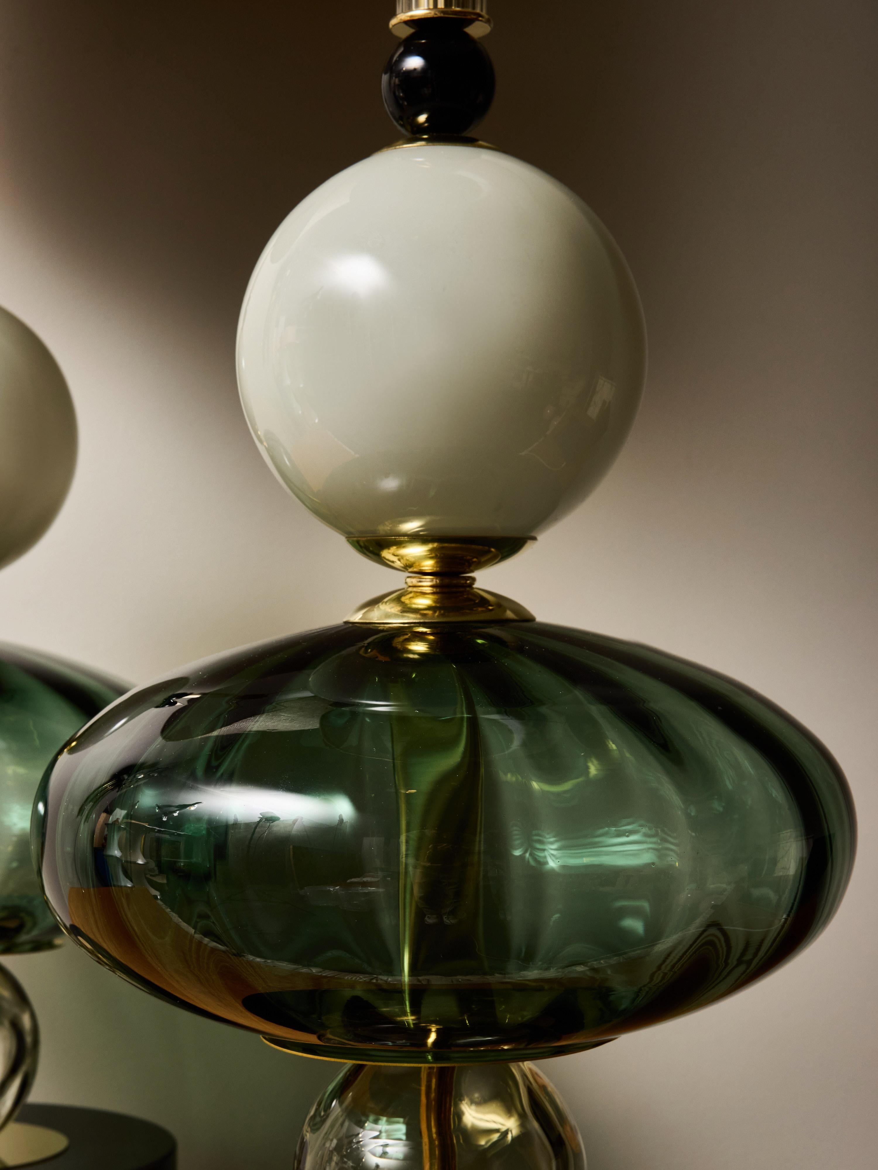 Pareja de Lámparas de Mesa de Cristal de Murano con Varias Tulipas Verdes y Latón en venta 1