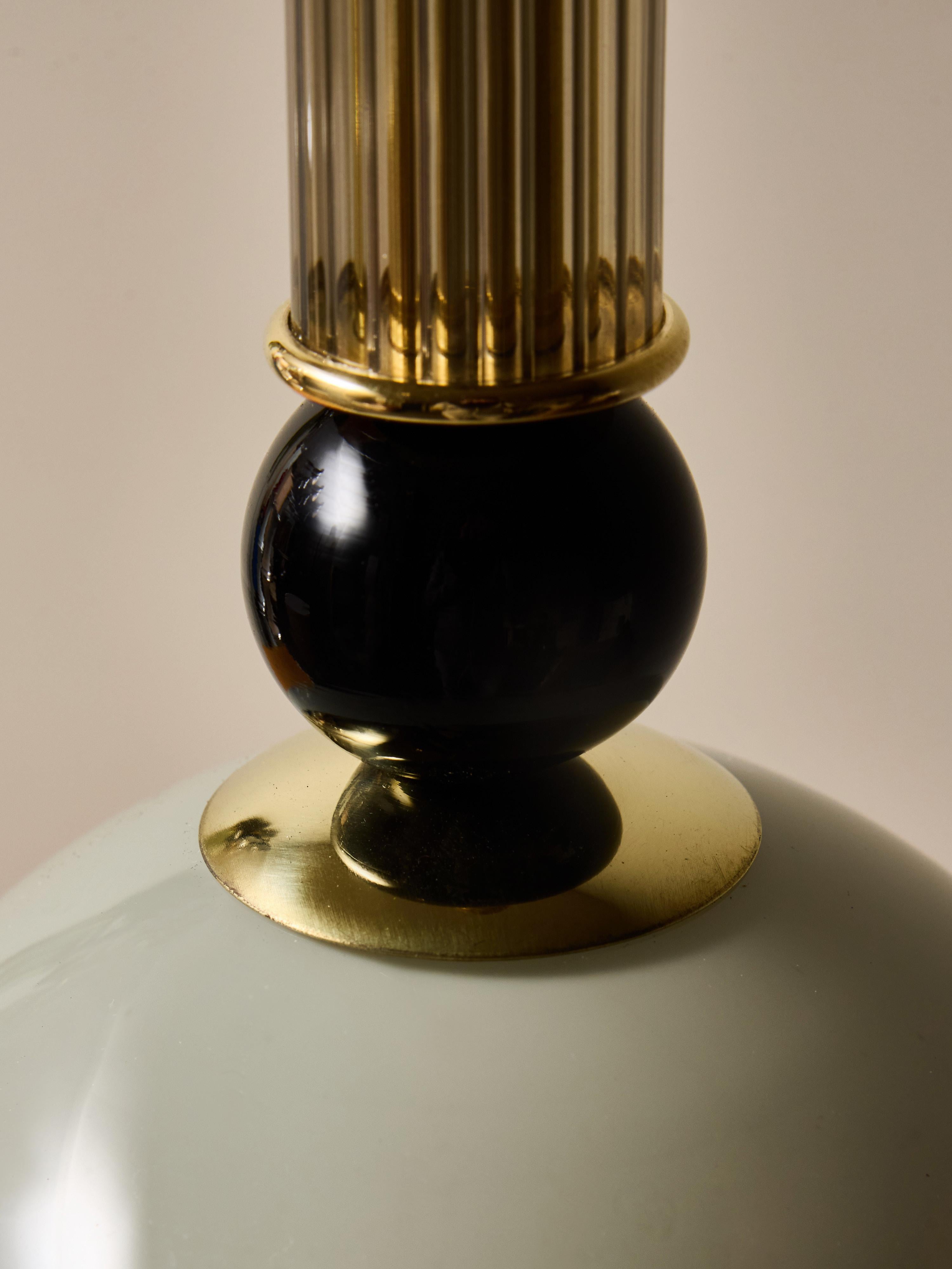 Pareja de Lámparas de Mesa de Cristal de Murano con Varias Tulipas Verdes y Latón en venta 3