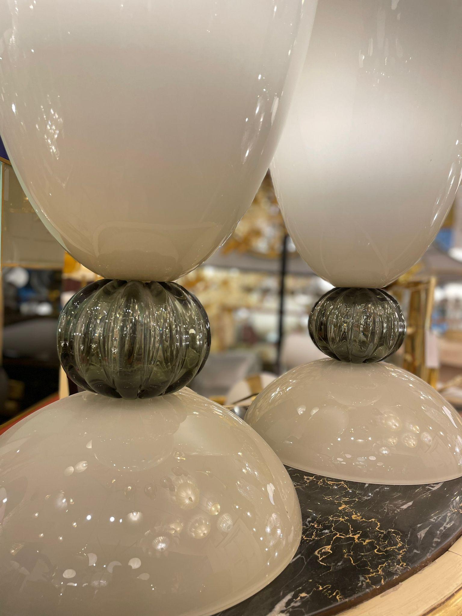Coppia di lampade da tavolo di design italiano in vetro di Murano soffiato a mano in stile Mazzega, circa anni '60