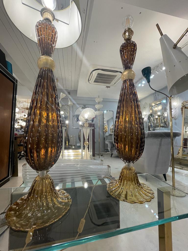 Milieu du XXe siècle Paire de lampes hautes en verre de Murano dans le style de Barovier en vente