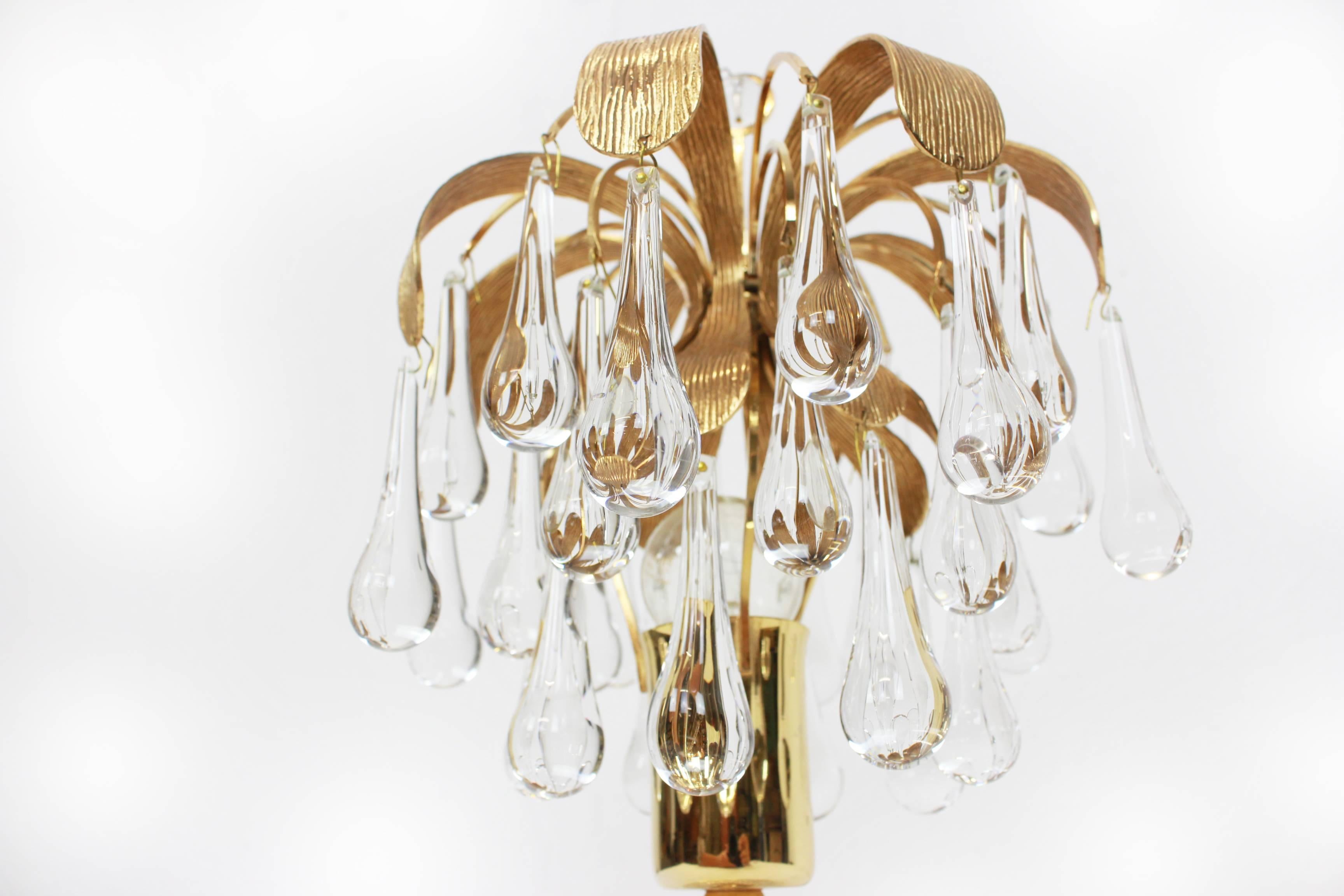 Une paire étonnante de lampes de table par Palwa (Palme et Walter), Allemagne, fabriquées dans les années 1960. Il est composé de pièces en verre de Murano en forme de larme sur un cadre en laiton doré avec un relief spécial.

 De haute qualité et