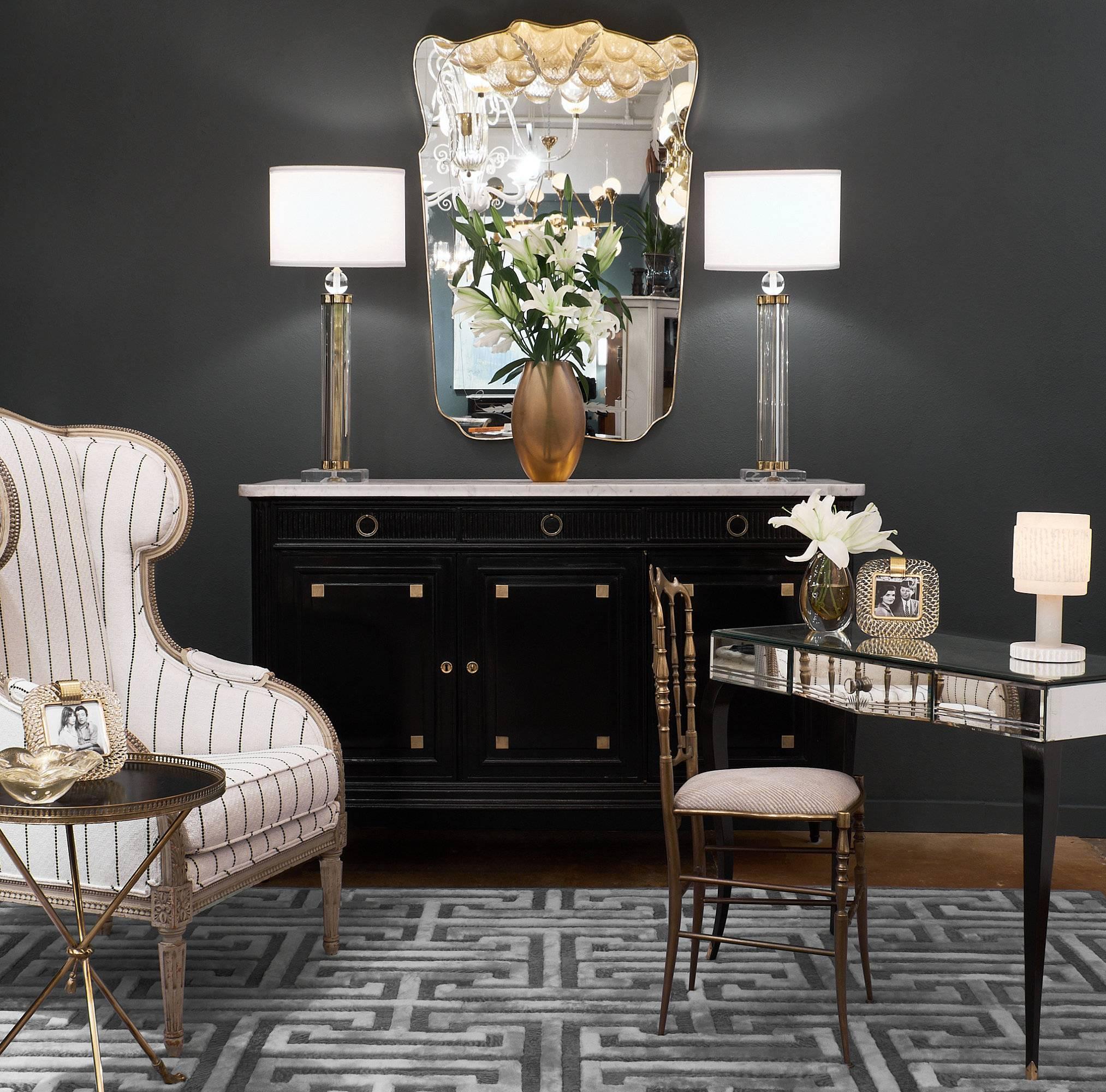 Paire de lampes de table italiennes en verre de Murano. Boules, tubes et bases en verre de Murano cristallin, avec raccords en laiton. Recâblage pour les États-Unis avec des interrupteurs à trois voies. Si élégante, dans un état impeccable. 

Cette