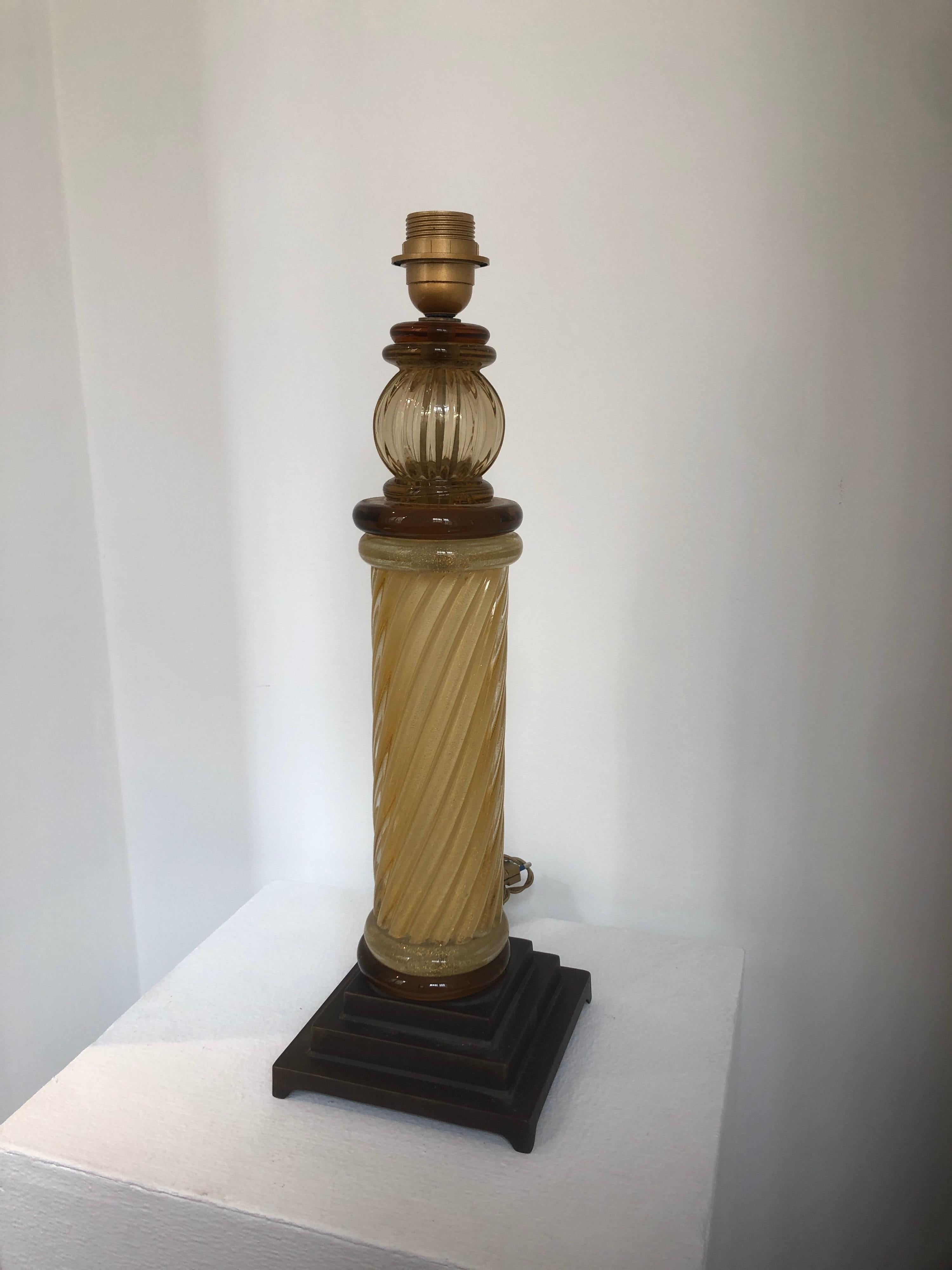 Remarquable paire de lampes de table en forme de colonnes torsadées en verre ambré de Murano Seguso, vers 1950-1960. Les lampes reposent sur des bases en métal bronzé patiné et conservent toute leur originalité avec sa colonne centrale en verre de