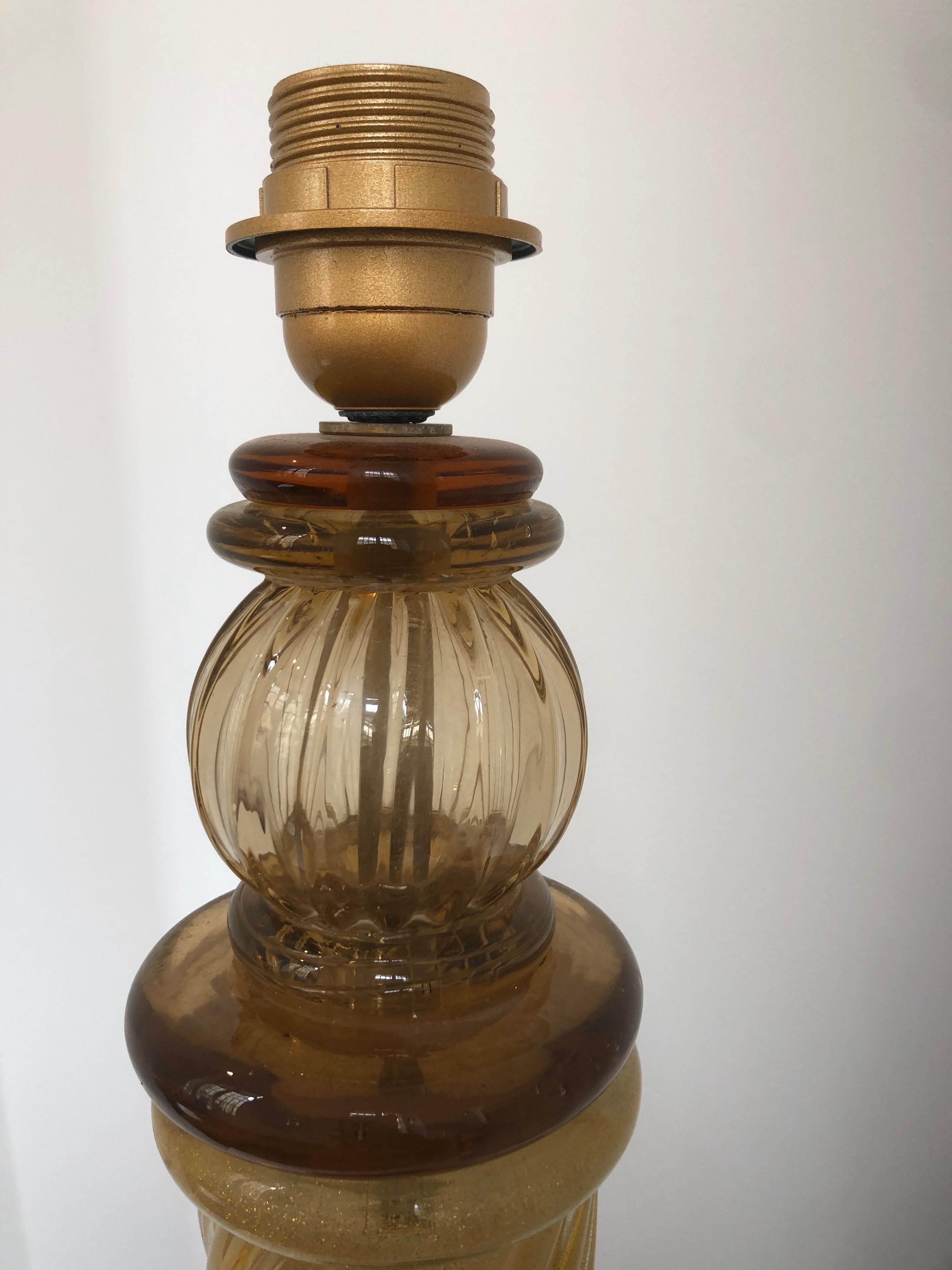 italien Paire de lampes d'inclusion en verre de Murano à colonne torsadée en or de Murano en vente
