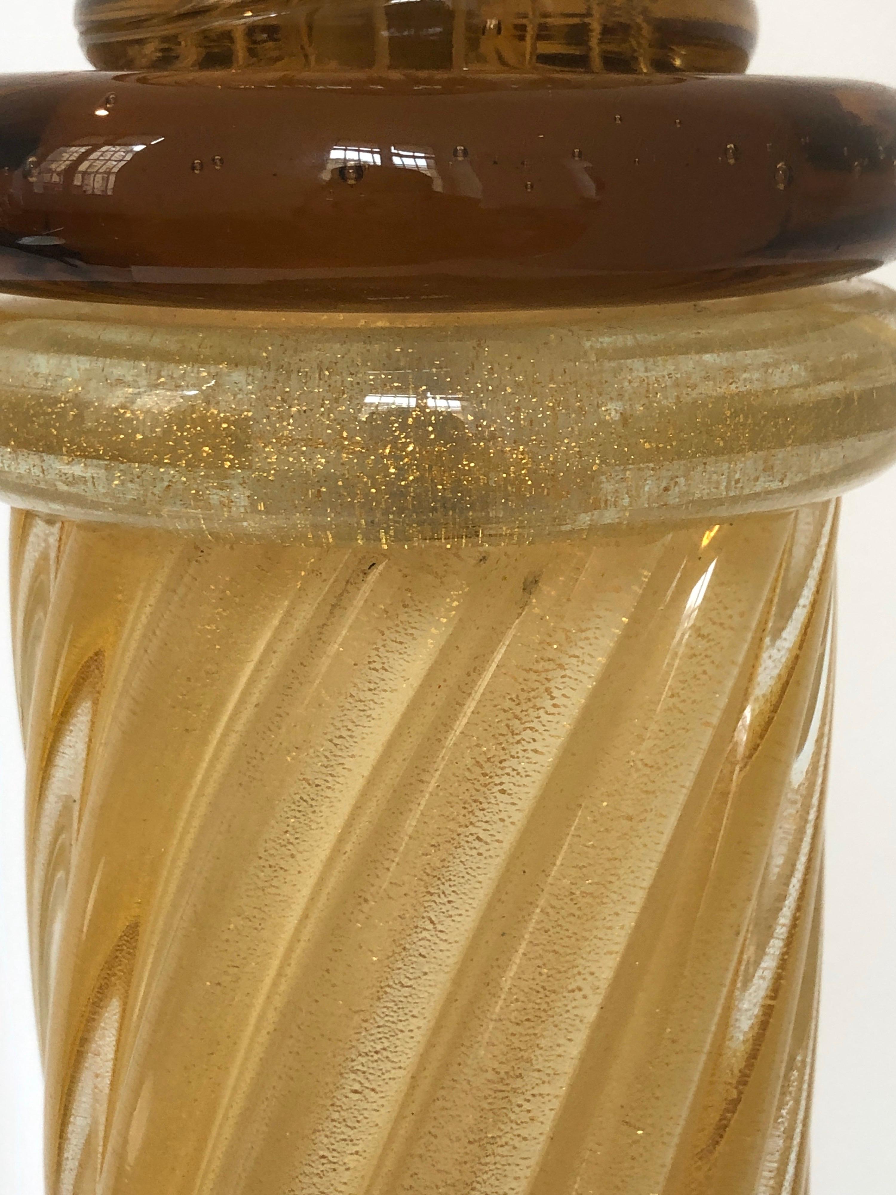 20ième siècle Paire de lampes d'inclusion en verre de Murano à colonne torsadée en or de Murano en vente