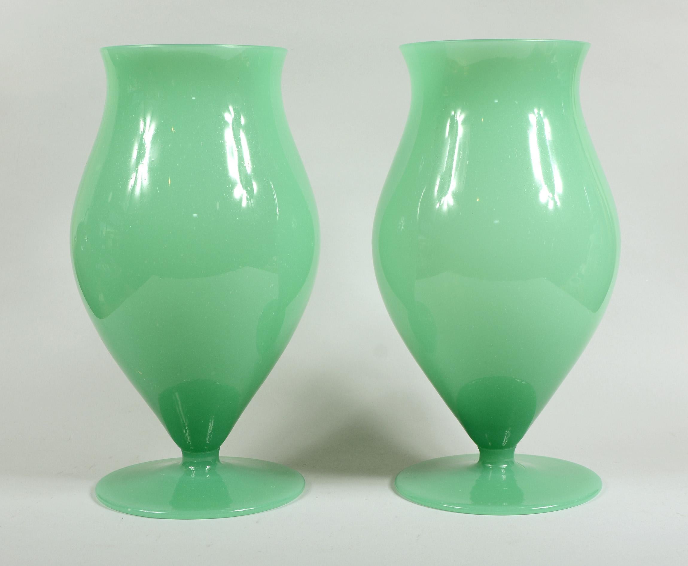 Paar Vasen aus Muranoglas in Urnenform. Diese sind ein grünes, undurchsichtiges, schaumiges Glas.
