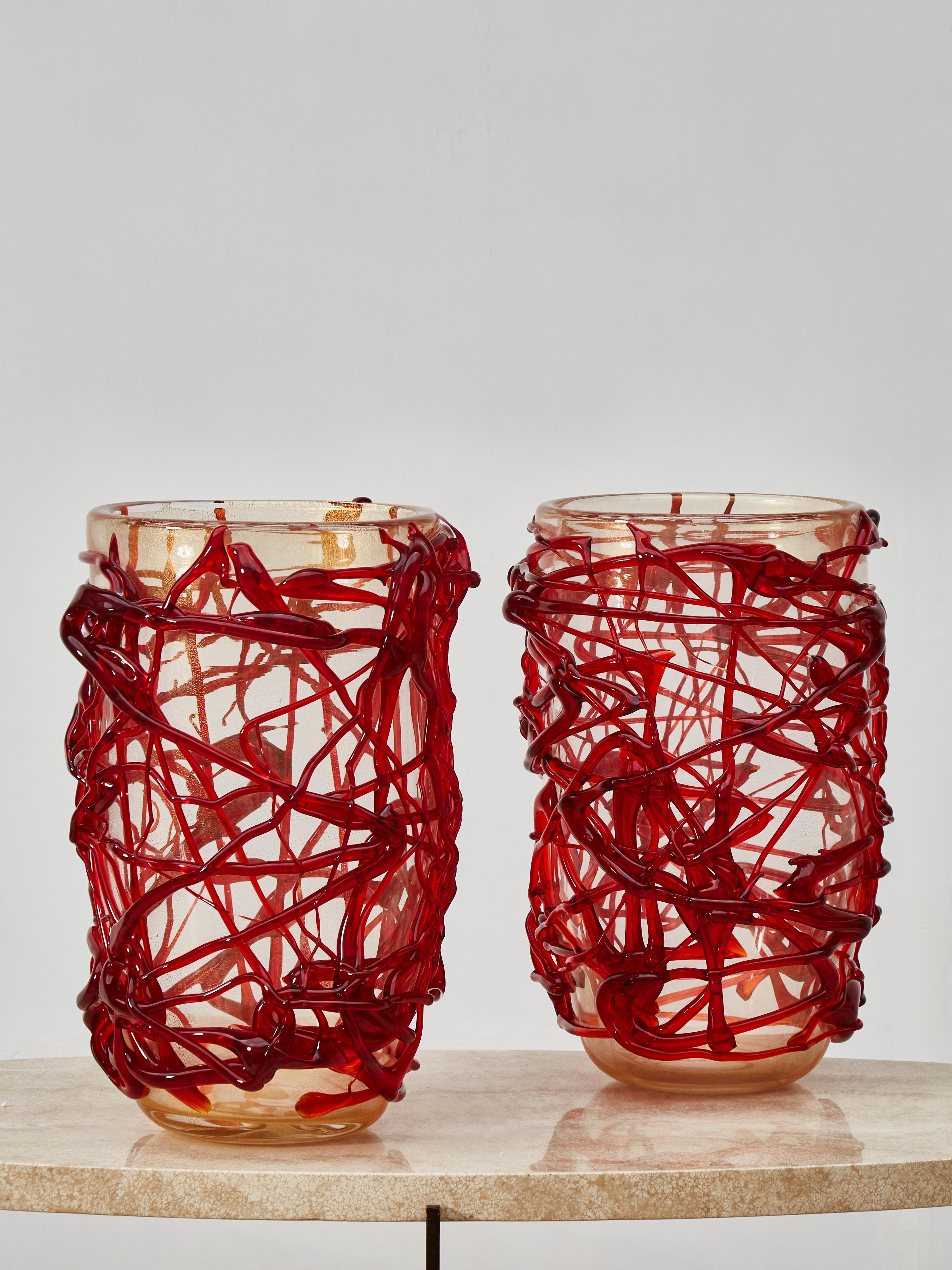 Hervorragendes Paar aus geformtem und rot gefärbtem Muranoglas.
Gestaltung durch Studio Glustin.
Italien, 2021.