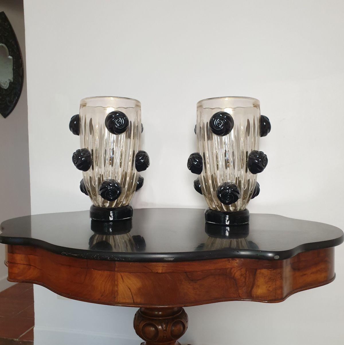 Pair of large Mid-Century Modern Murano glass vases, signed Costantini. Italy 1970s.
The vases are priced and sold by pair.
The large Italian vases are handmade and entirely in Murano glass.
The base is in black opaque Murano glass, and signed.
The