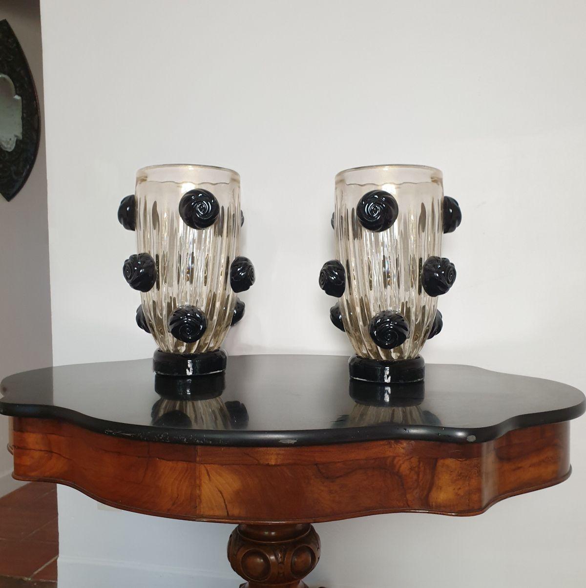 Coppia di grandi vasi in vetro di Murano della metà del secolo scorso, firmati Costantini. Italia anni '70.
I vasi hanno un prezzo e sono venduti a coppia.
I grandi vasi italiani sono fatti a mano e interamente in vetro di Murano.
La base è in vetro