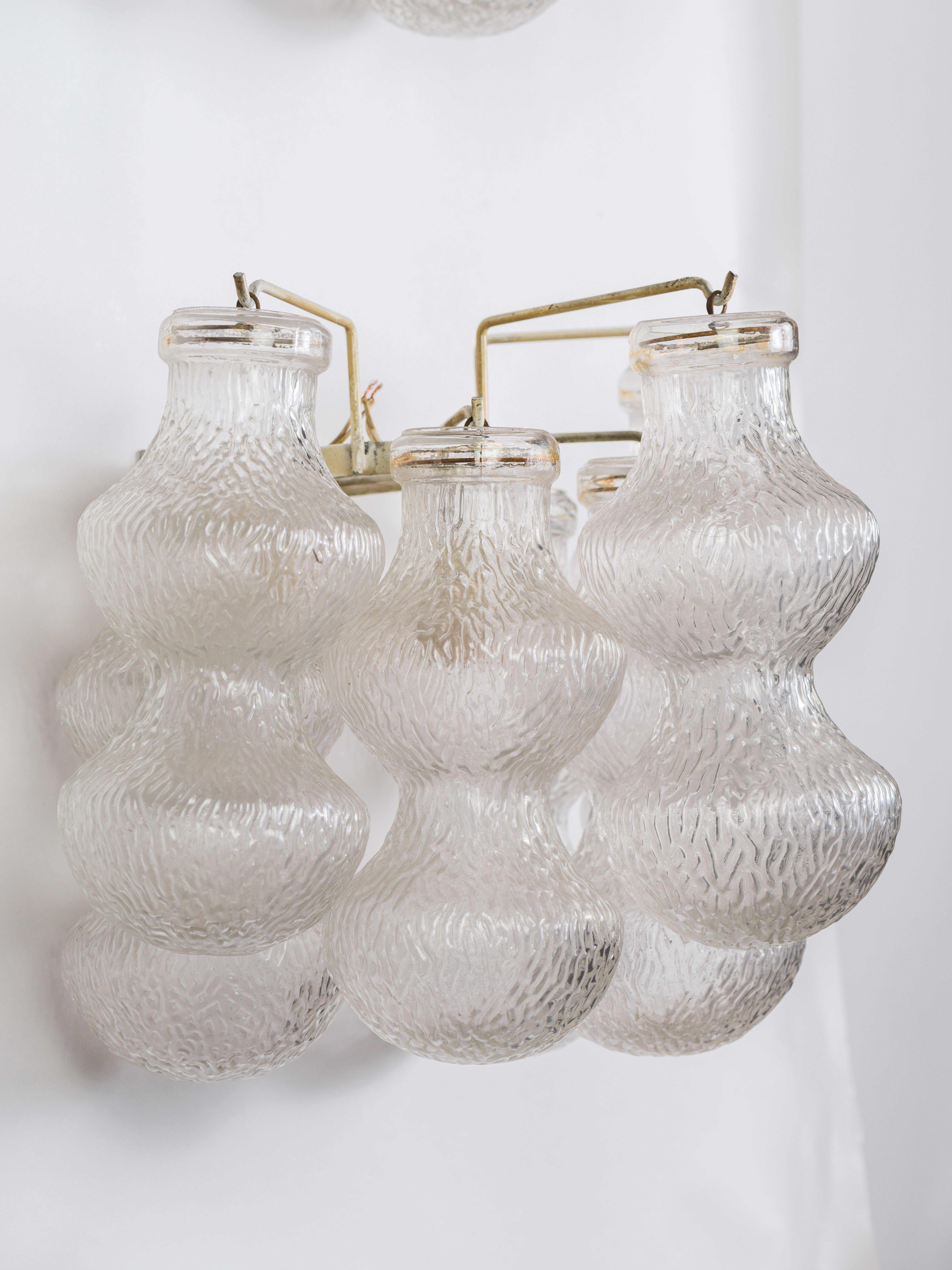 Beautiful pair of wall lights in transparent glass of Murano. 

6 textured grappes glass on a white laquered metal structure. 

Good condition. 

Italy circa 1960. 

The 2 structures have differents structure shapes. 