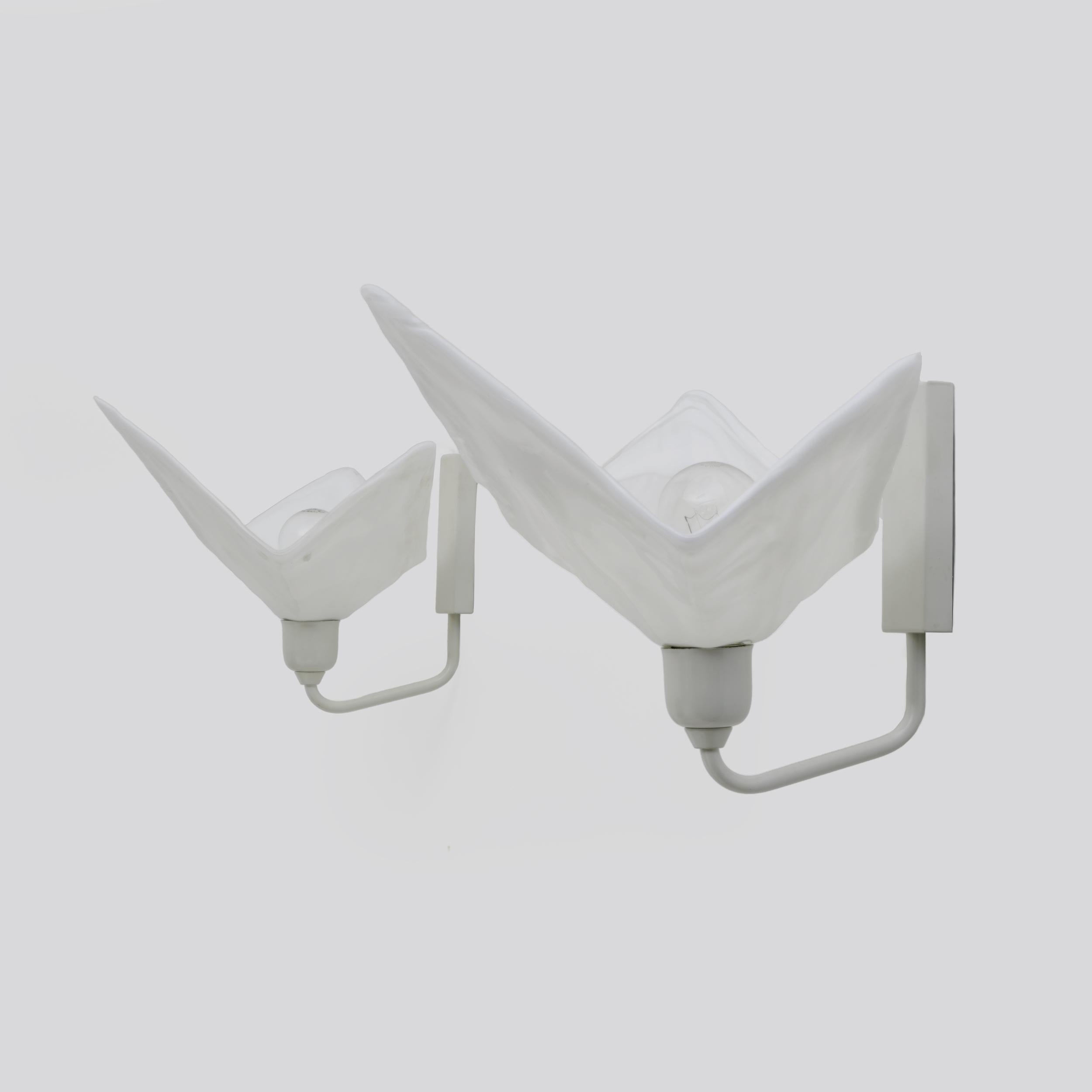 Pair of wall lamps produced by the famous Italian company La Murrina, production of the eighties in blown glass and structure in milk white lacquered brass. The lamps have lamp holders suitable for E27 or E26 bulbs for the USA.