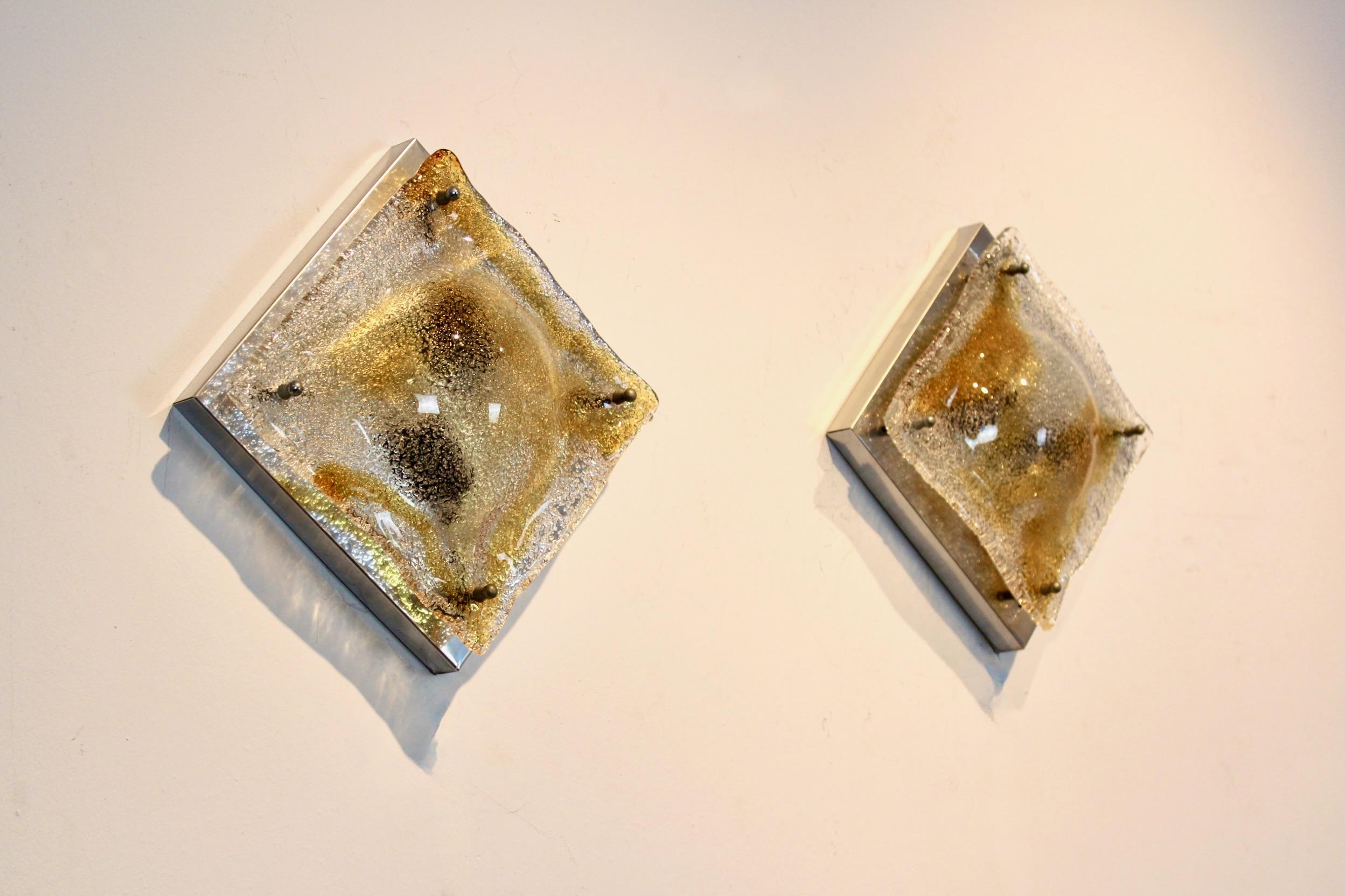 Pareja de apliques de cristal de Murano de Toni Zuccheri, Italia, años 70
Un refinado par de apliques italianos de cristal de Murano de mediados de siglo, diseñados por Toni Zuccheri para Venini, hacia la década de 1970. Cada candelabro presenta un