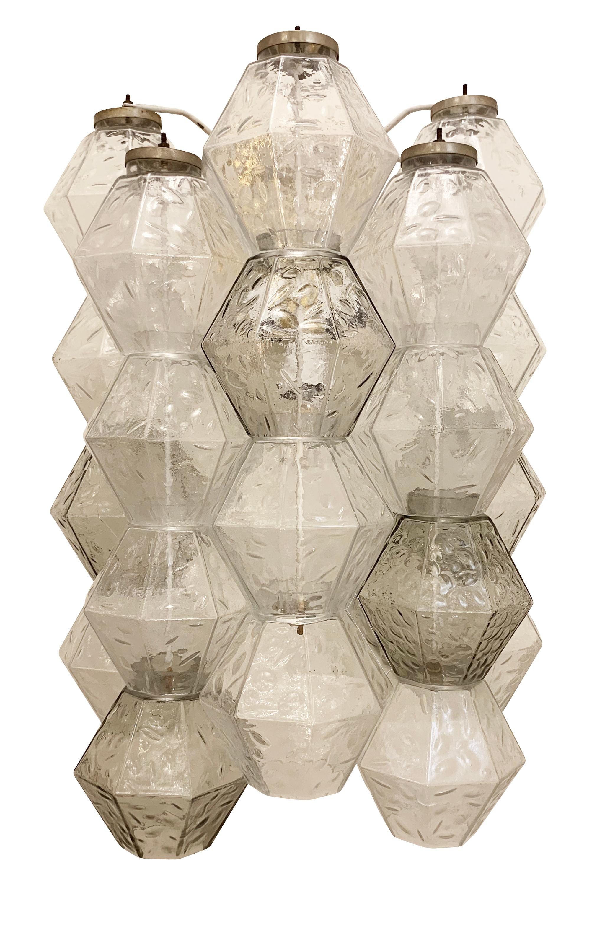 Ein Paar Wandleuchten aus Glas von Salviati aus den 1960er Jahren.  Jede besteht aus einer Mischung aus klaren und grauen mundgeblasenen Komponenten auf einem Metallrahmen.

Zustand: Ausgezeichneter Vintage-Zustand, leichte Abnutzungserscheinungen