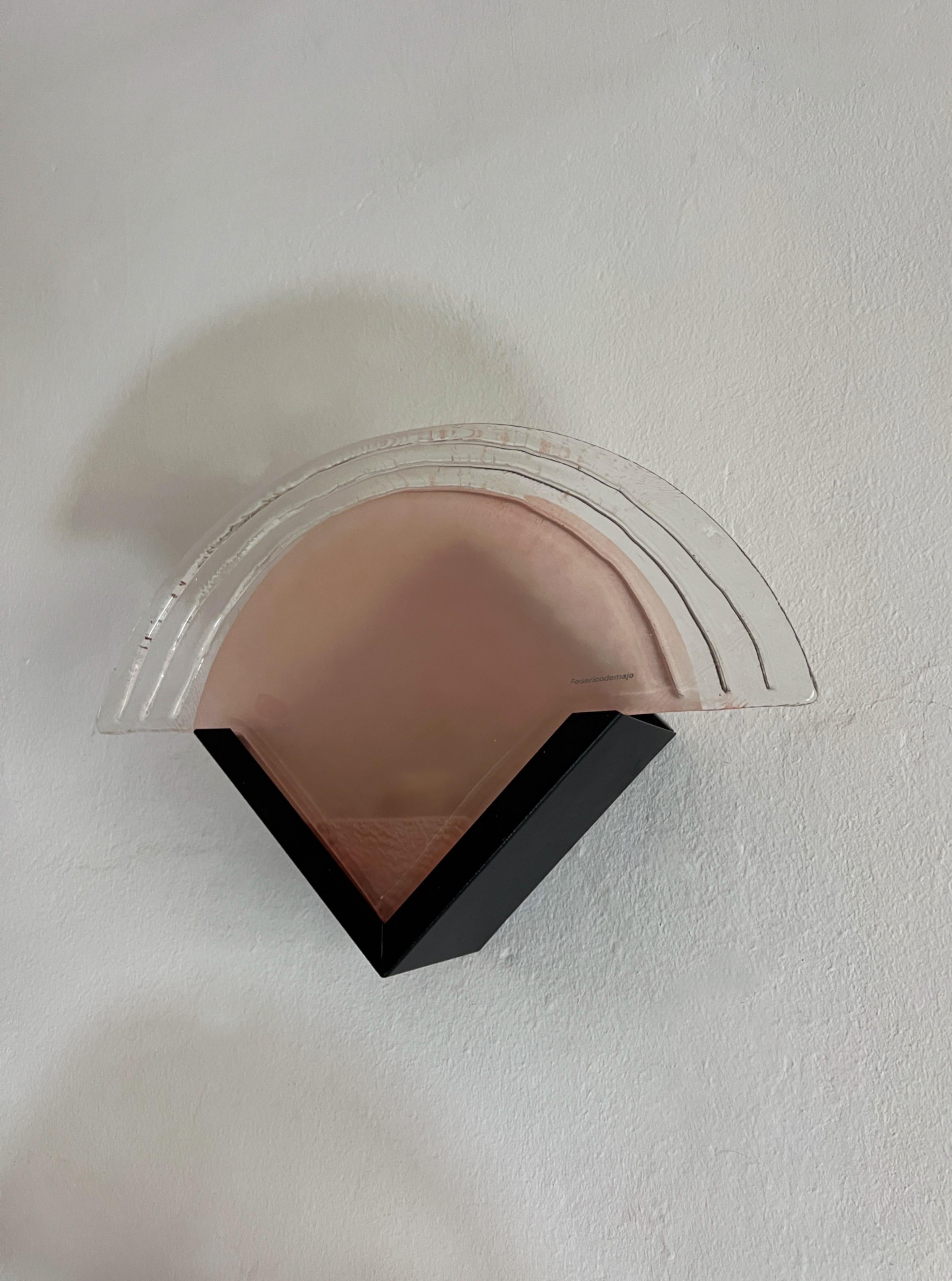 Paar Wandleuchten von Federico de Majo aus dem Jahr 1980.

Diese auffälligen Stücke verbinden strukturelle Formen mit einer weichen, skulpturalen Eleganz. Der Kontrast zwischen dem zartrosa Murano-Glas und den kühnen schwarzen Details erzeugt eine