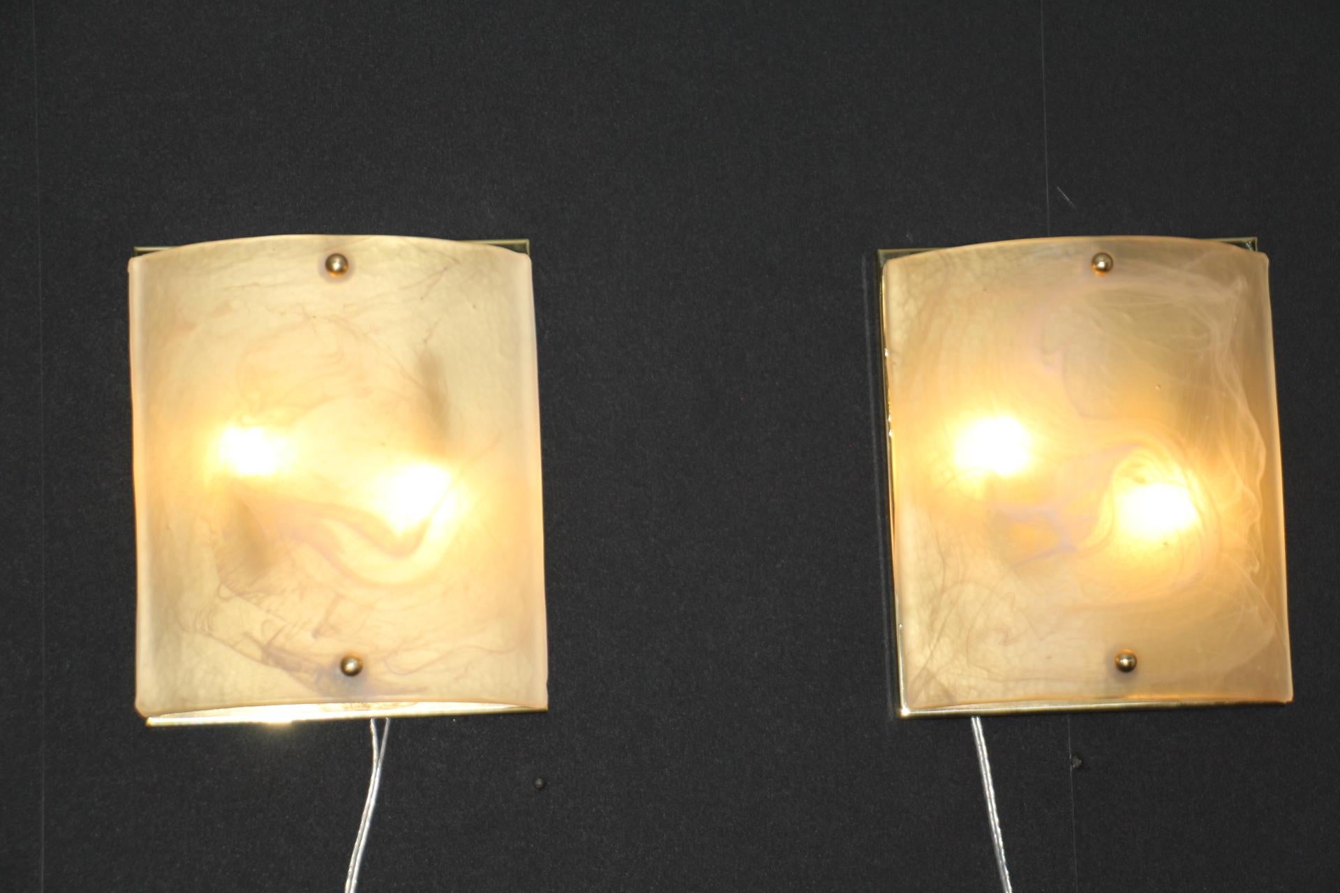 Paire d'appliques en verre de Murano à décor d'albâtre, appliques en forme de bouclier en vente 3
