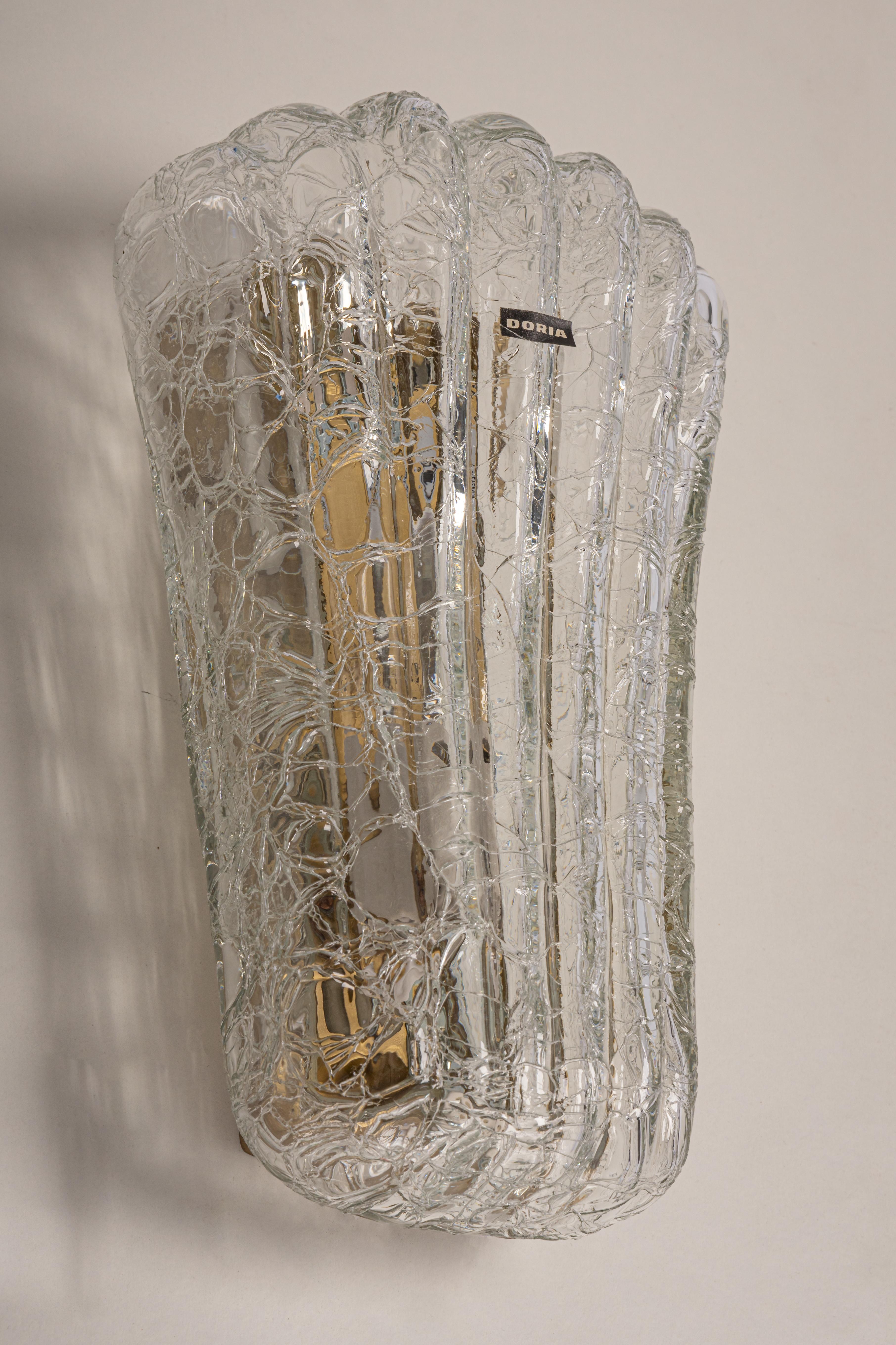 Wunderschönes Paar Wandleuchter aus der Mitte des Jahrhunderts mit klarem Glas in Krokodiloptik, hergestellt von Doria Leuchten, Deutschland, ca. 1960-1969.
Hochwertig und in sehr gutem Zustand. Gereinigt, gut verkabelt und einsatzbereit. 

Jede