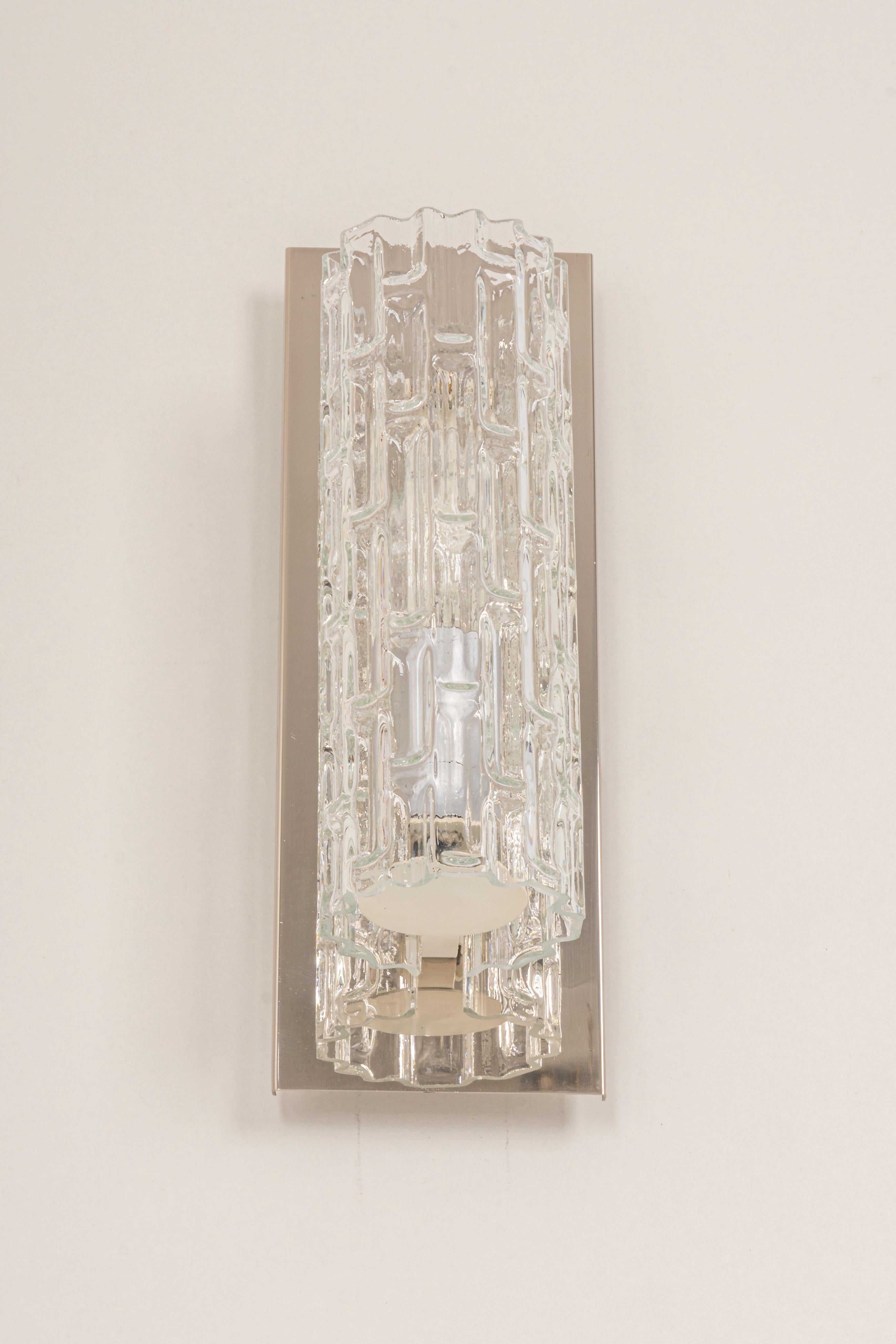 Maravillosa pareja de apliques de pared de mediados de siglo con tubos de cristal helado, fabricados por Doria Leuchten Germany, hacia 1960-1969.
Alta calidad y en muy buen estado. Limpio, bien cableado y listo para usar. 

Cada aplique requiere 1