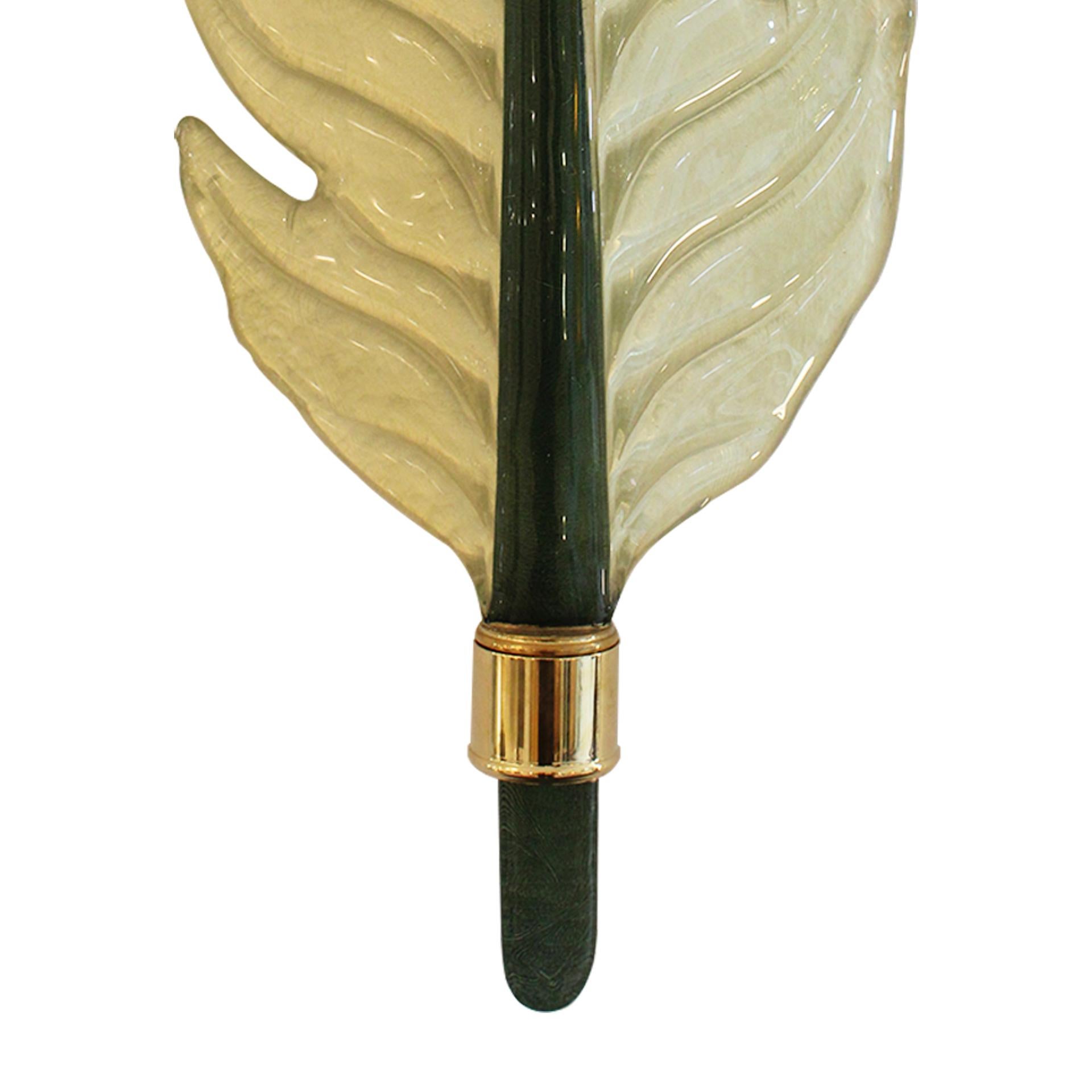 italien Paire d'appliques murales en verre de Murano en forme de feuille, Italie en vente