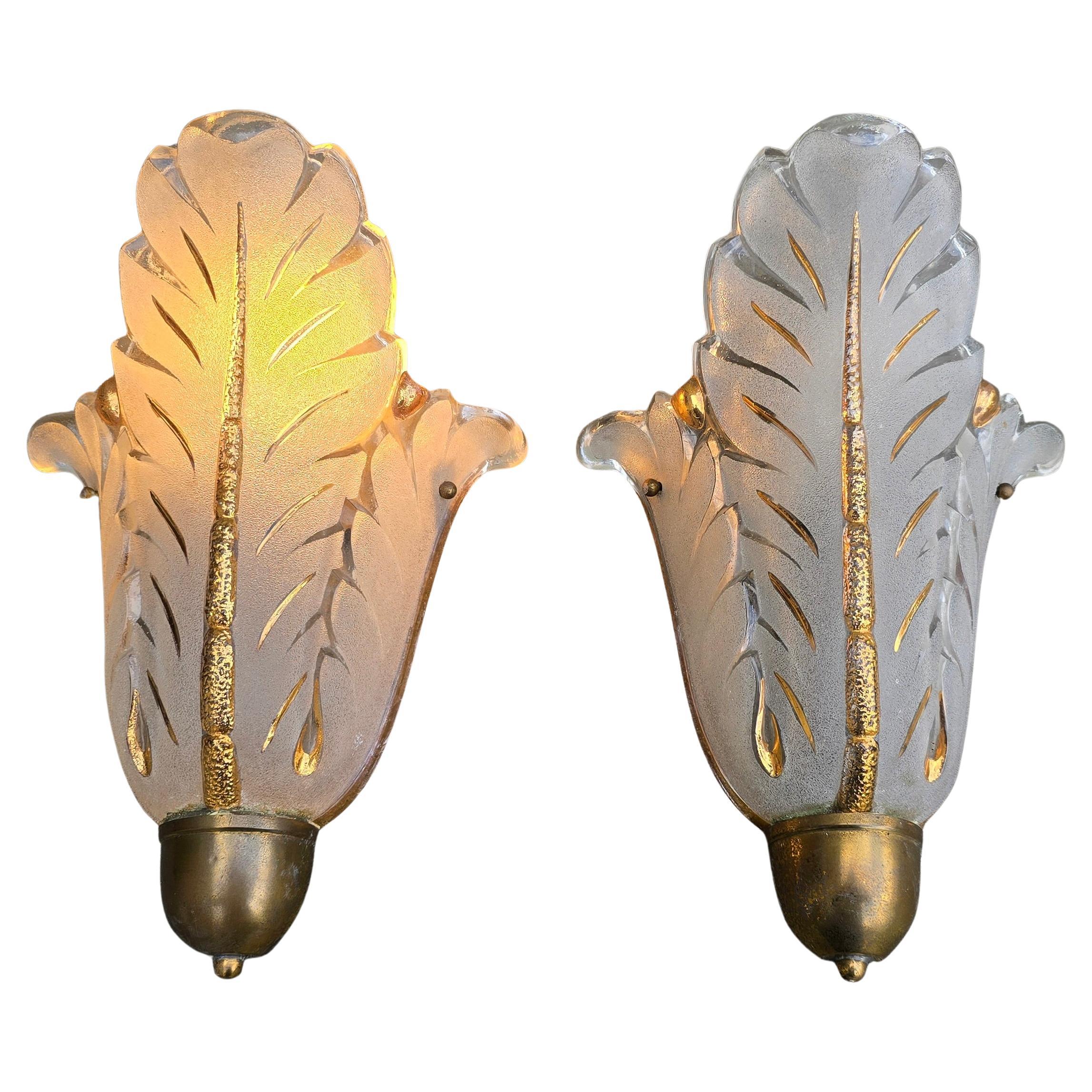 italien Paire d'appliques murales en verre de Murano, Design amne avec détails dorés, Italie, années 1950 en vente