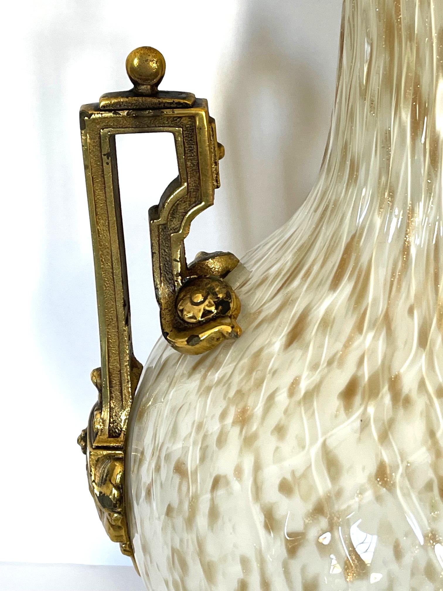Milieu du XXe siècle Paire de lampes en forme de bouteille en or et aventurine de Murano avec montures en laiton en vente