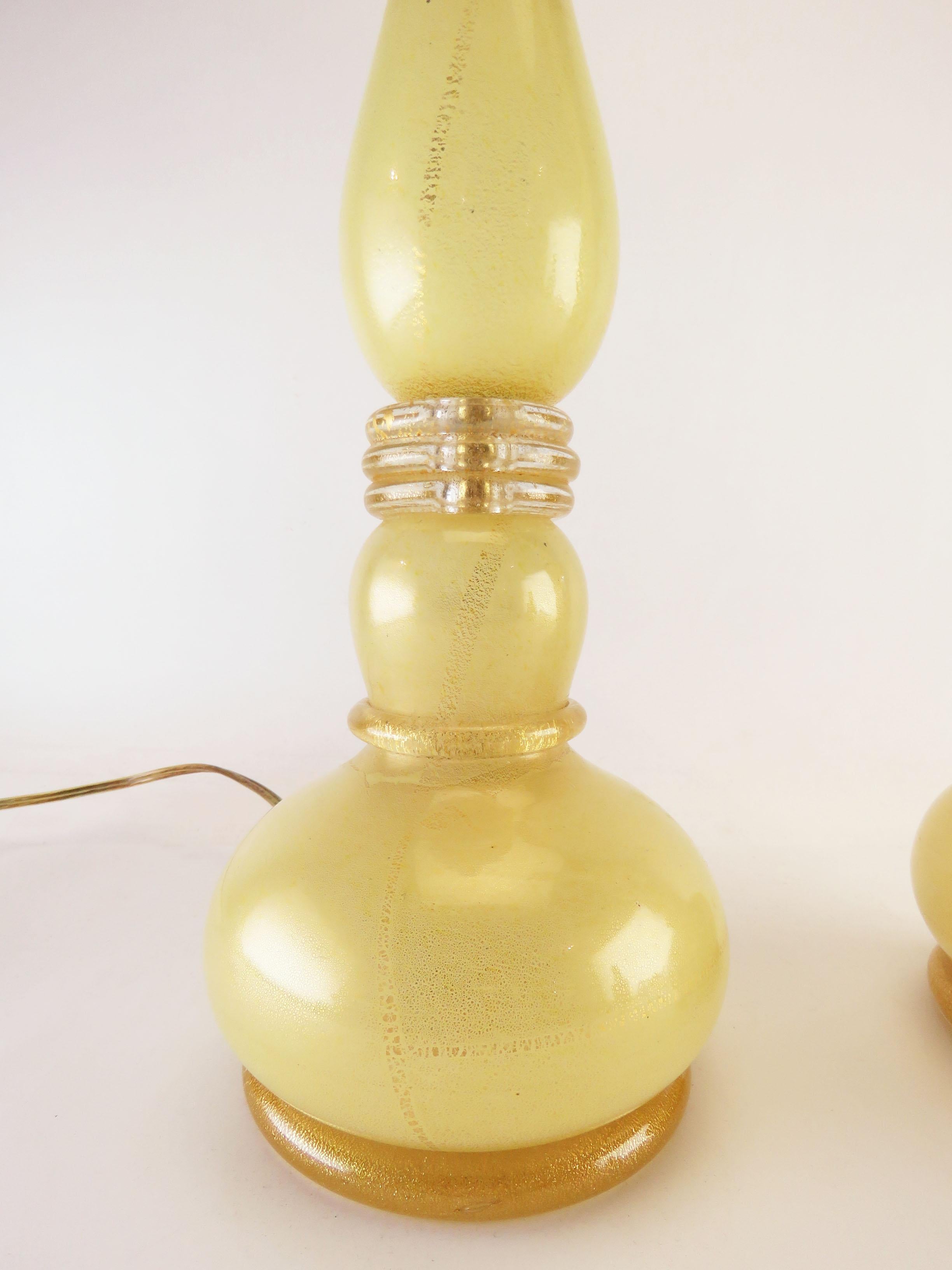 Pair of Murano gold dust table lamps, circa 1950s. Most likely by Barovier & Toso. Recently re-wired.

Measure 27 3/8