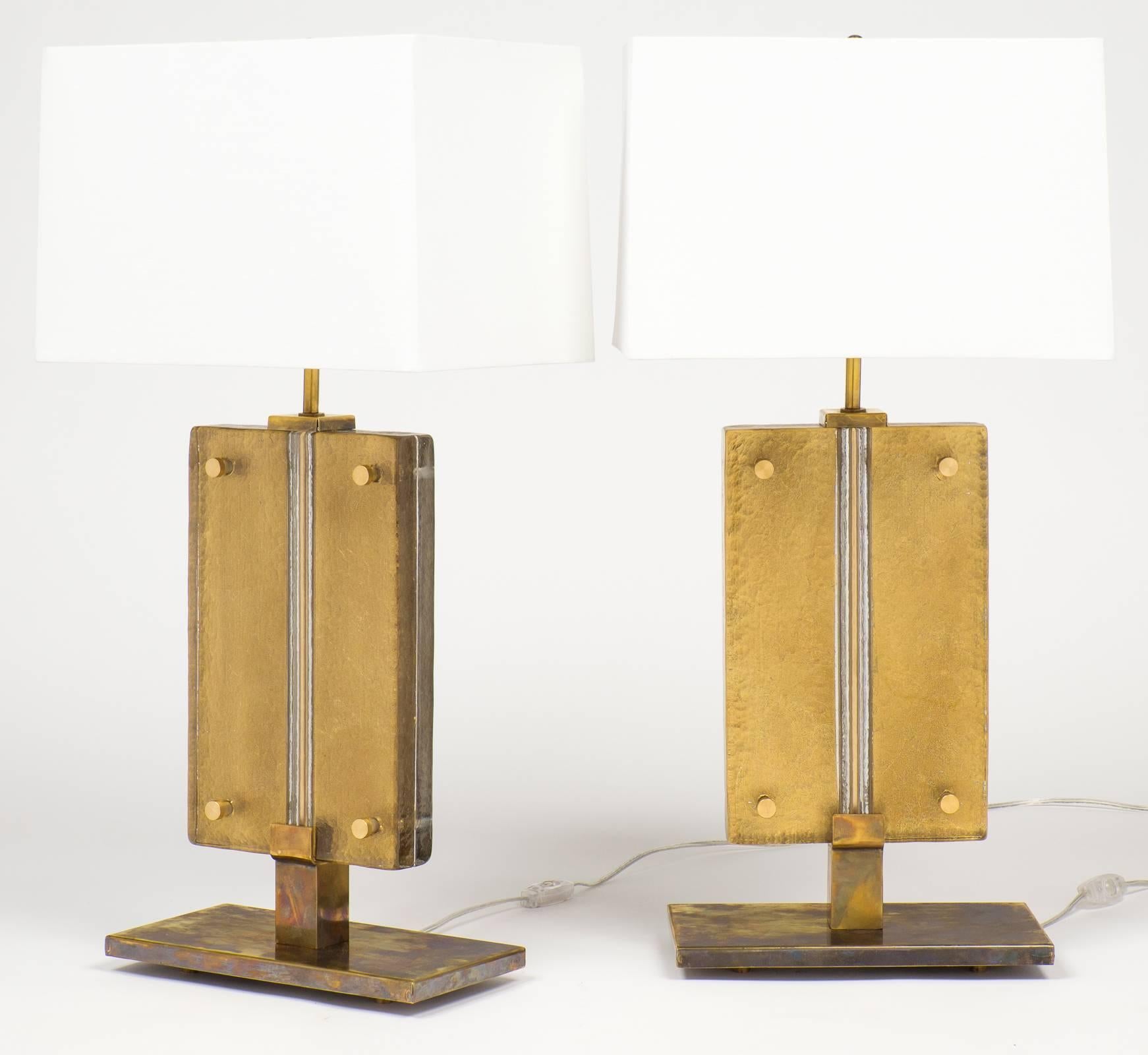 Una splendida coppia moderna di lampade da tavolo in vetro di Murano a foglia d'oro fuso con oro a 23 carati. Industriale e glamour allo stesso tempo, questa coppia aggiunge la quantità perfetta di struttura a qualsiasi ambiente interno.

Questo set