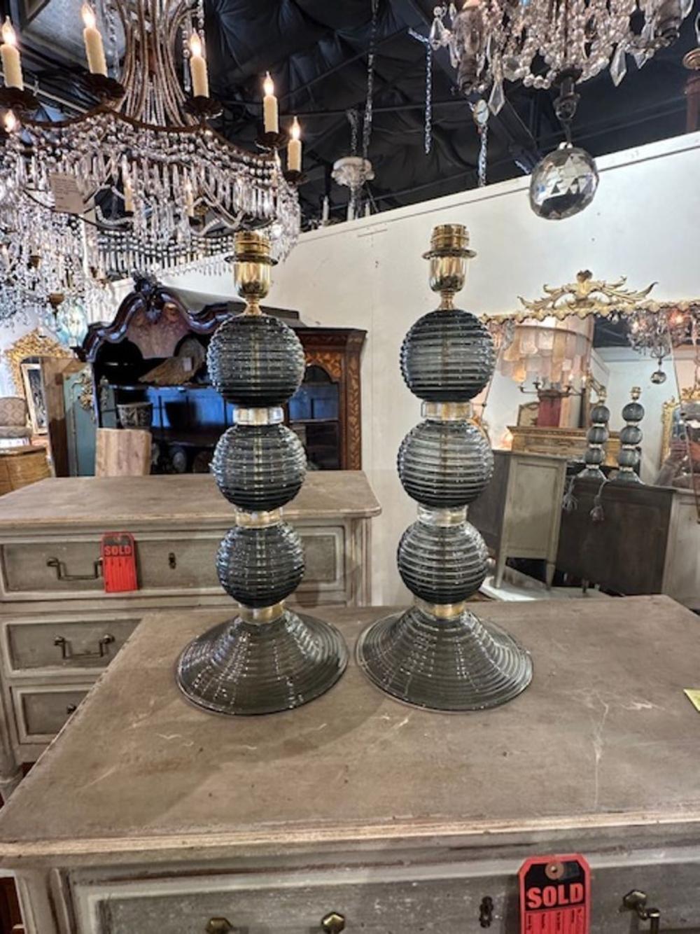 Zwei moderne Murano-Kugellampen aus grauem und goldenem geripptem Glas. Perfekt für die Übergangsgestaltung von heute!