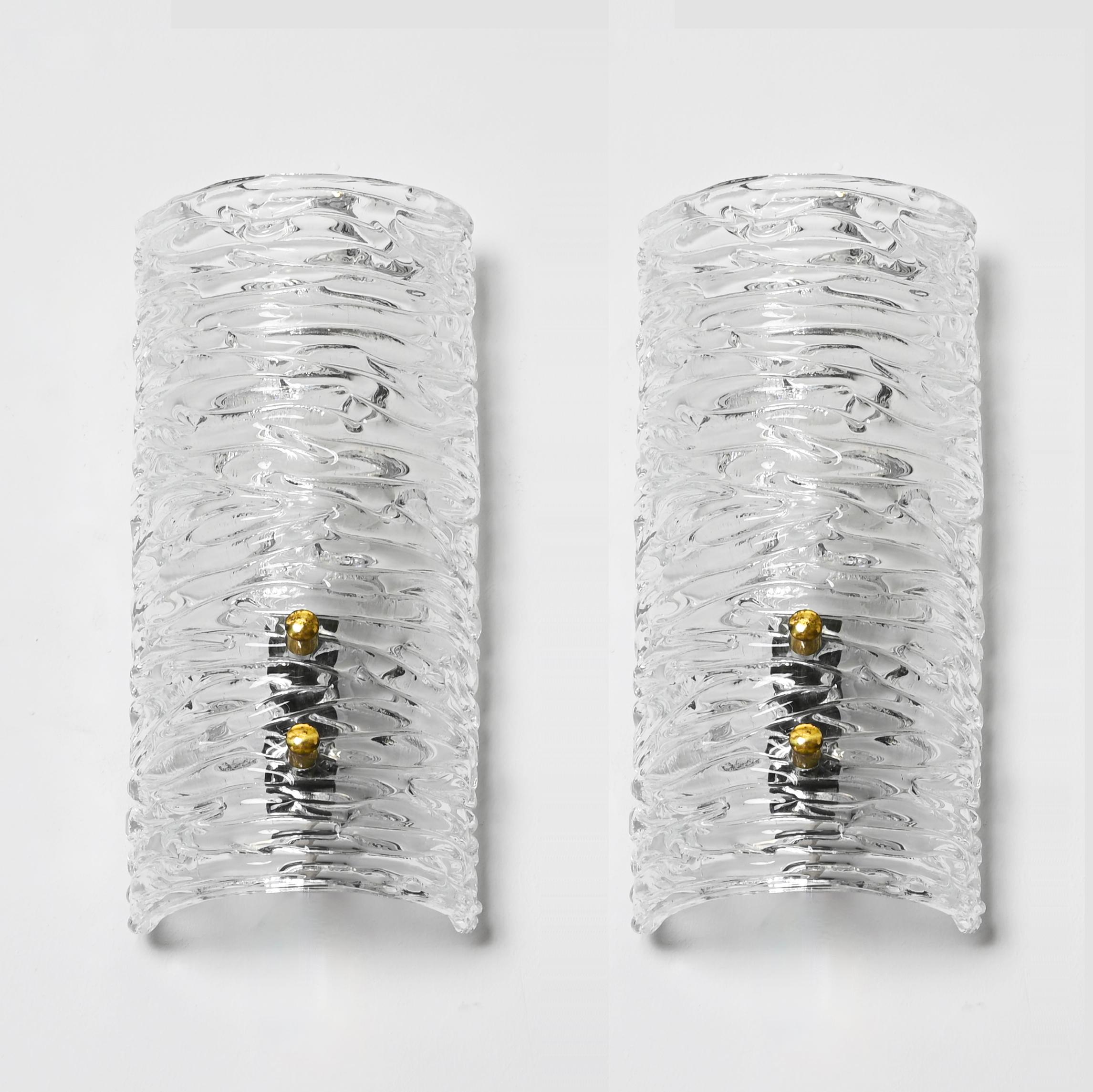 Fantastique paire d'appliques du milieu du siècle dernier en verre de cristal de Murano et en laiton. Ces magnifiques appliques ont été fabriquées en Italie dans les années 1950 et sont attribuées à Barovier&Toso.  

Ces appliques Murano finement