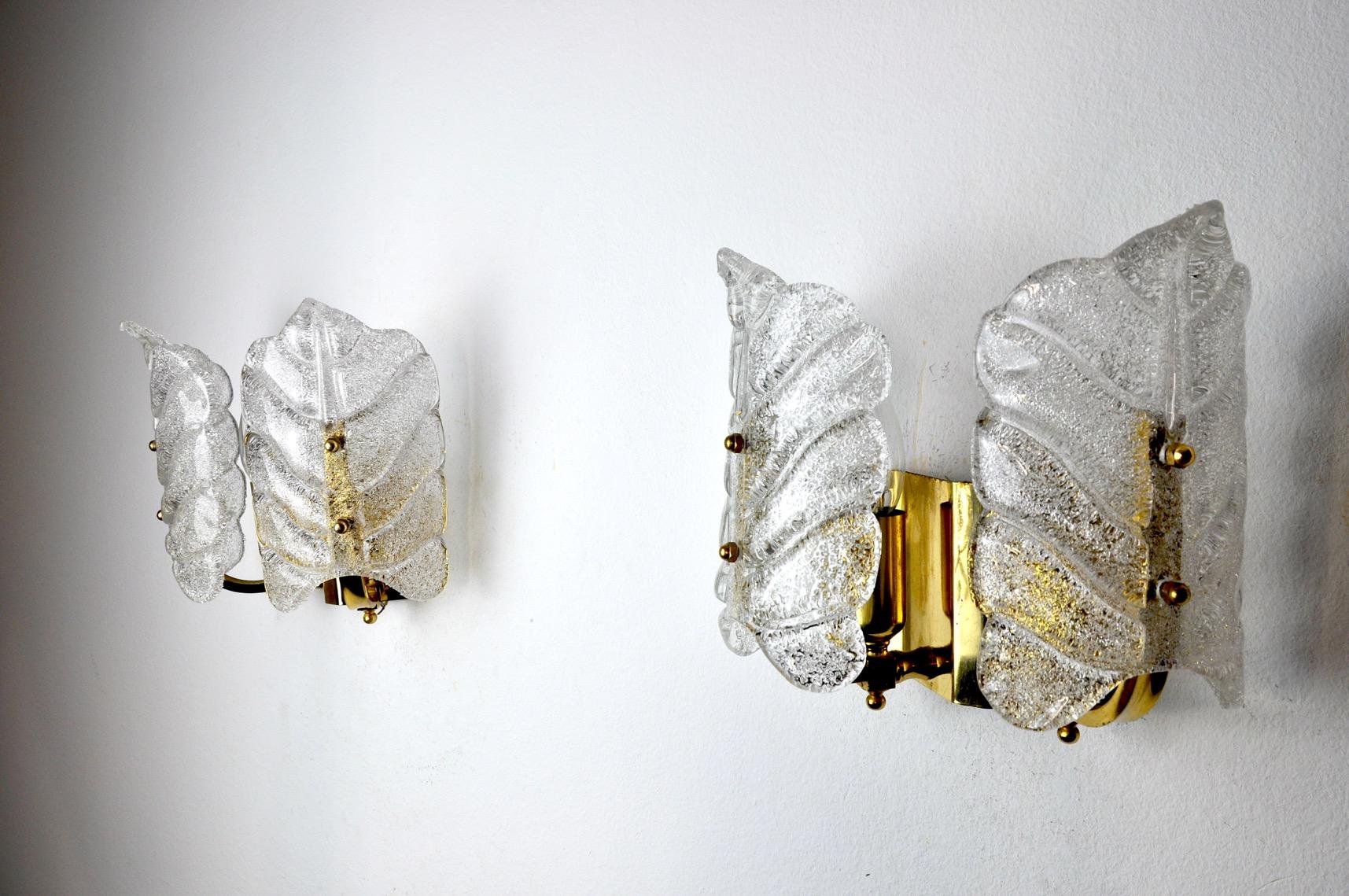 Very nice pair of leaf-shaped sconces, murano, designed and produced in Italy in the 70s. The sconces have a gilded metal structure and leaf-shaped frosted glass. The diffused light is soft and harmonious, perfect for illuminating your interior.